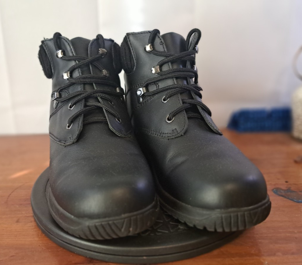 Wanderlust Boston Women’s Black 3 Season Lace-Up Boots 9.5