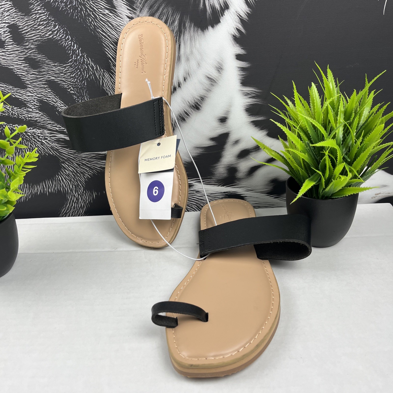 Universal Thread Juno Toe Ring Flat Sandals Black Women’s Size 6 NWT Memory Foam