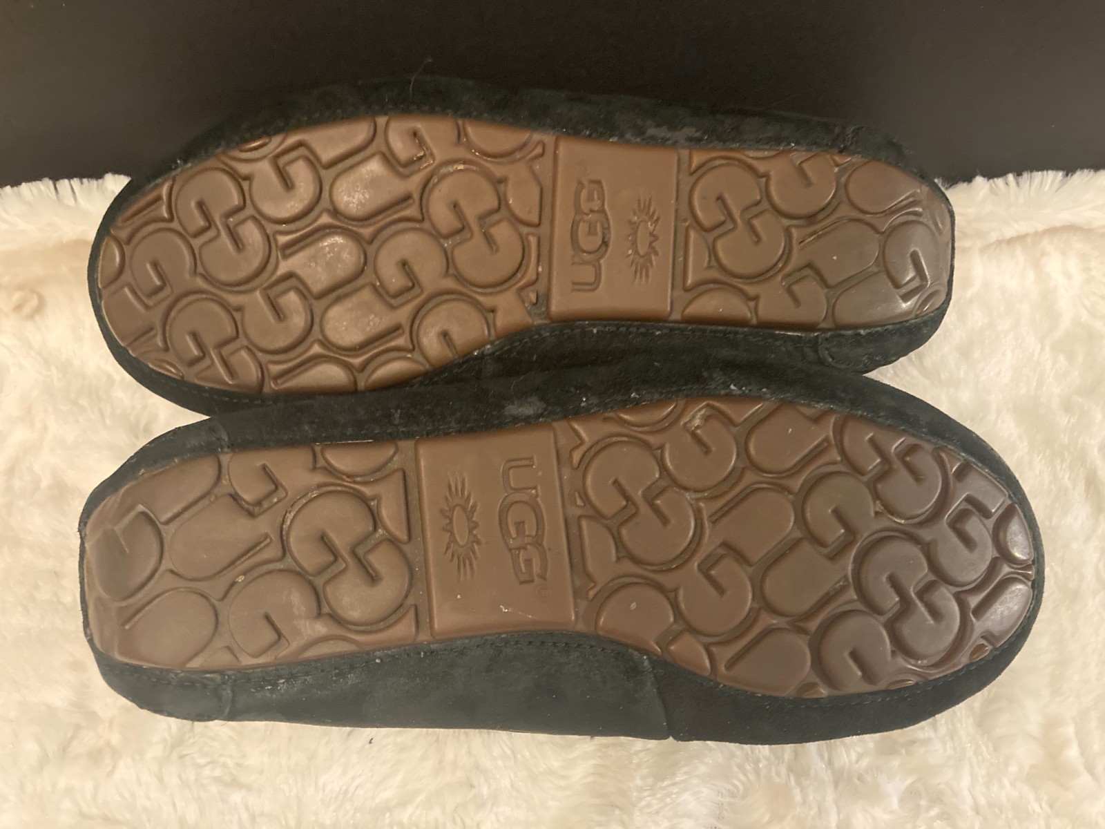 UGG Women’s Dakota Black Suede Moccasin Slippers Shearling Lined Shoes Size 8