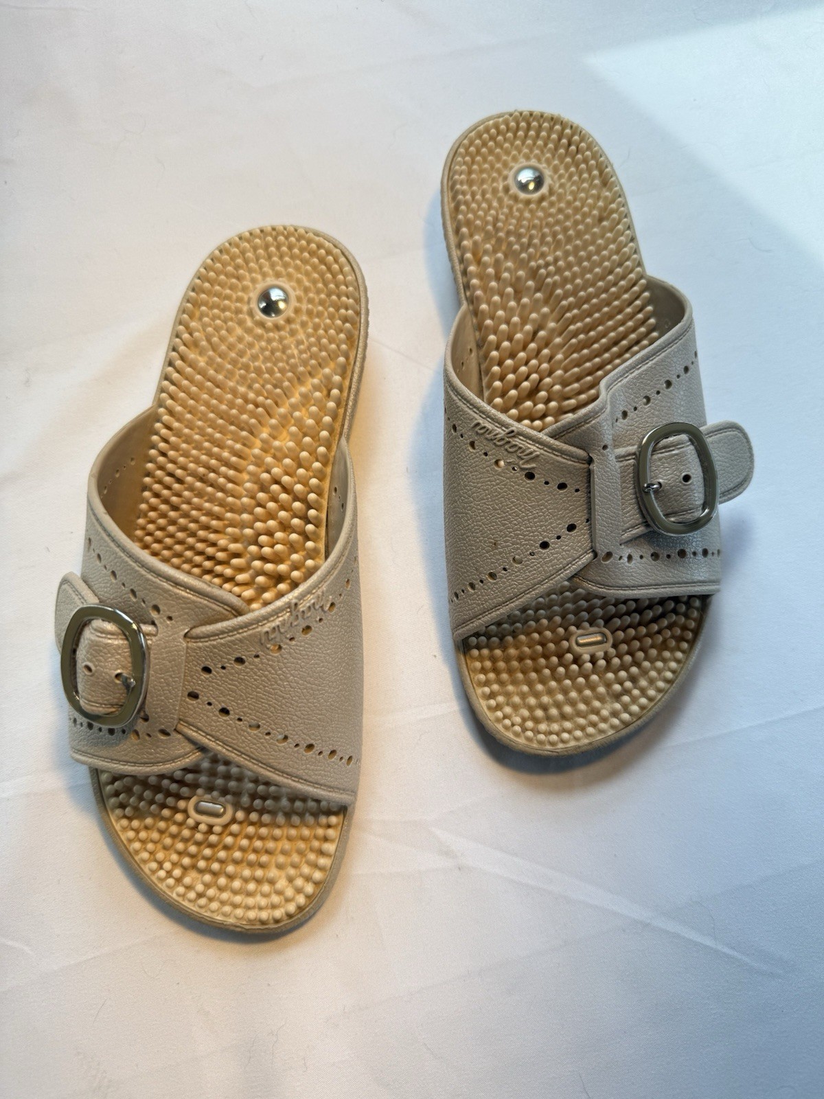 Magna Womens Beige Slide Sandals Buckle Slip-On Faux Leather Comfort US 6