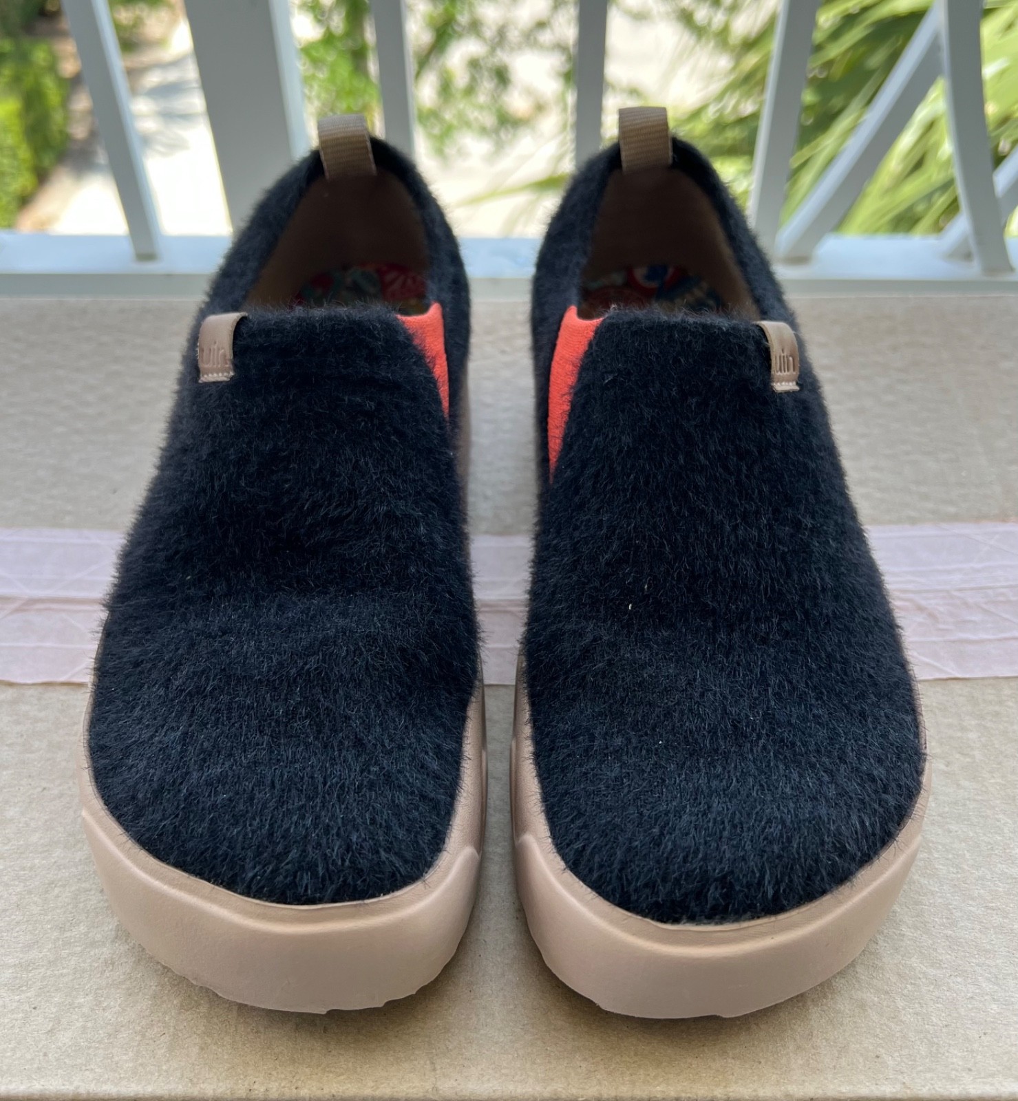 UIN Women’s Size 9.5 Art Pure Black Plush Slip-On Casual Travel Shoes Excellent