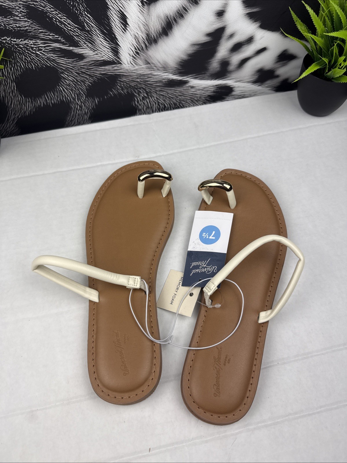 Universal Thread Clara Toe Ring Sandals Cream Gold Metal Ring Flat Size 7.5