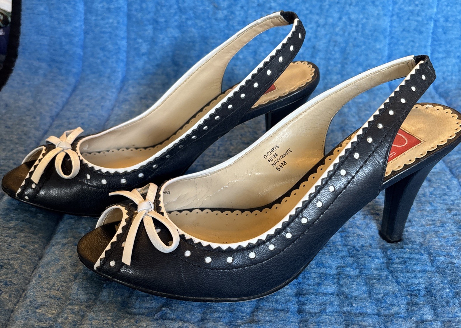 Oscar de la Renta O-CHRYS Navy Blue Canvas White Bow Slingback Heels Size 5.5M