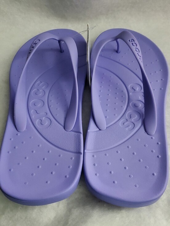NWT. Crocs Unisex-Adult Flip-Flop – Purple – W10