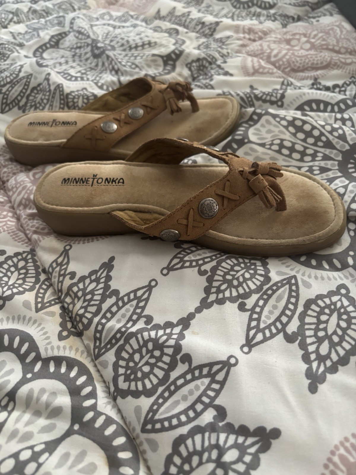 Minnetonka Women’s Leather Flip Flop Thong Sandals, Sunny Brown, Size 8