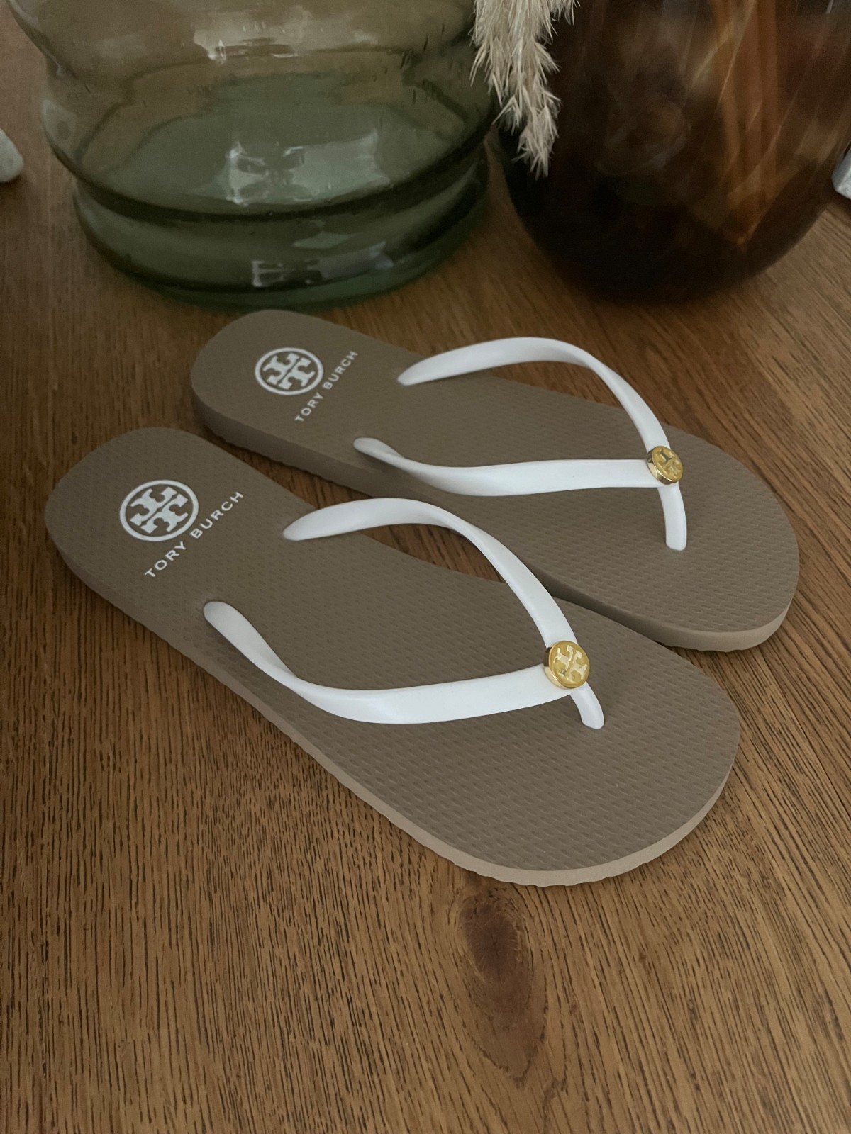 TORY BURCH Flip Flops 9 US Tan White Classic Summer Beach Rubber Sandals
