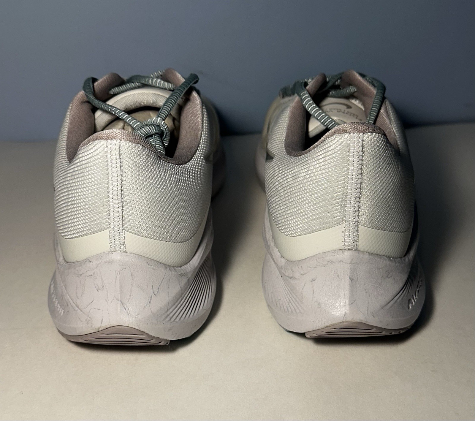 Nike Winflo 8 Premium Sneakers Womens Size 12 White & Silver Fabric DA3056-002