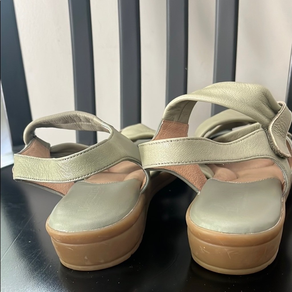BeautiFeel Green Leather Sandals w/ Adjustable Straps and Cushioned Footbed