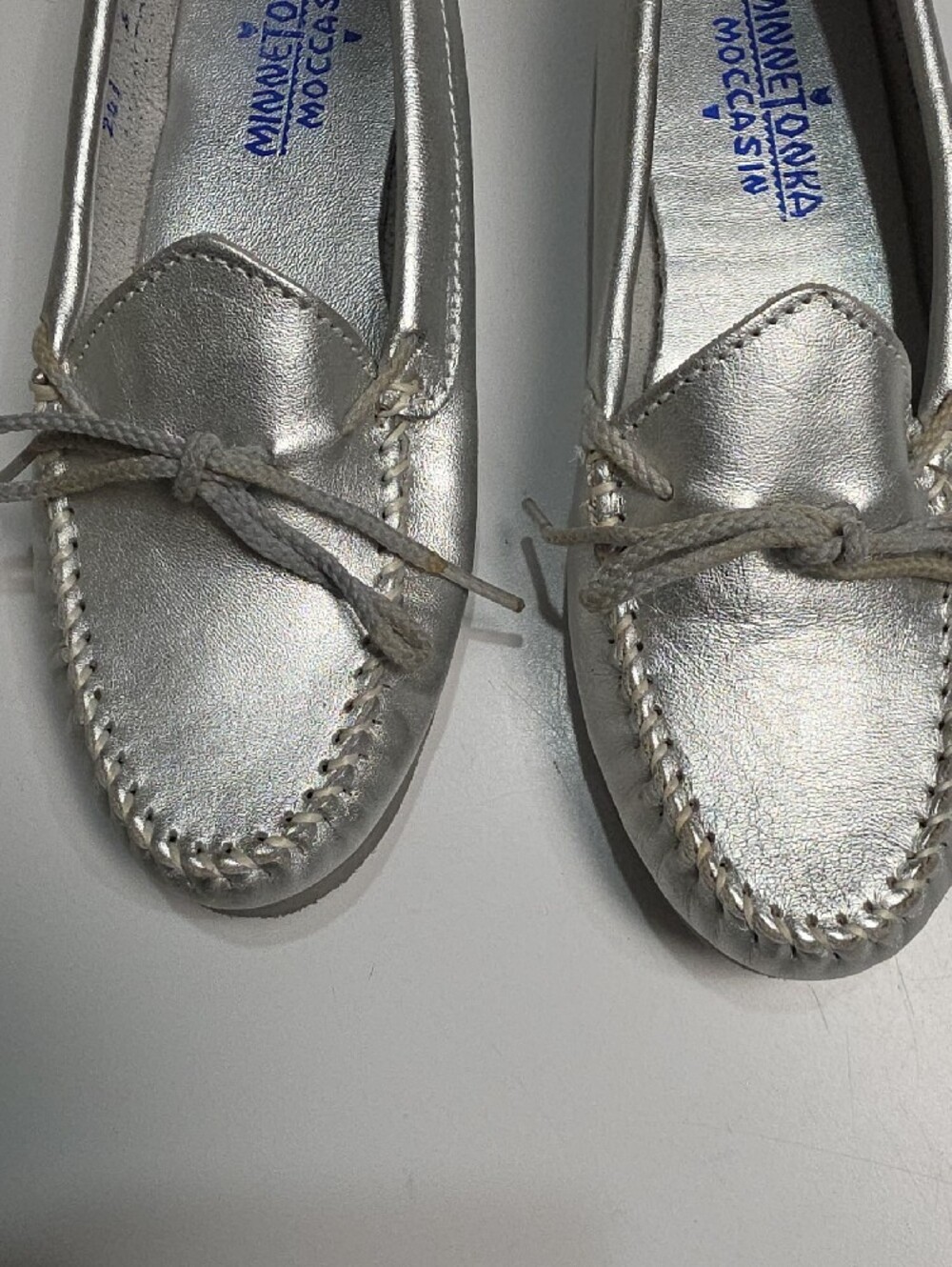 Minnetonka Thunderbird «Animikii» Silver Metallic Leather Moccasin Loafers Size6