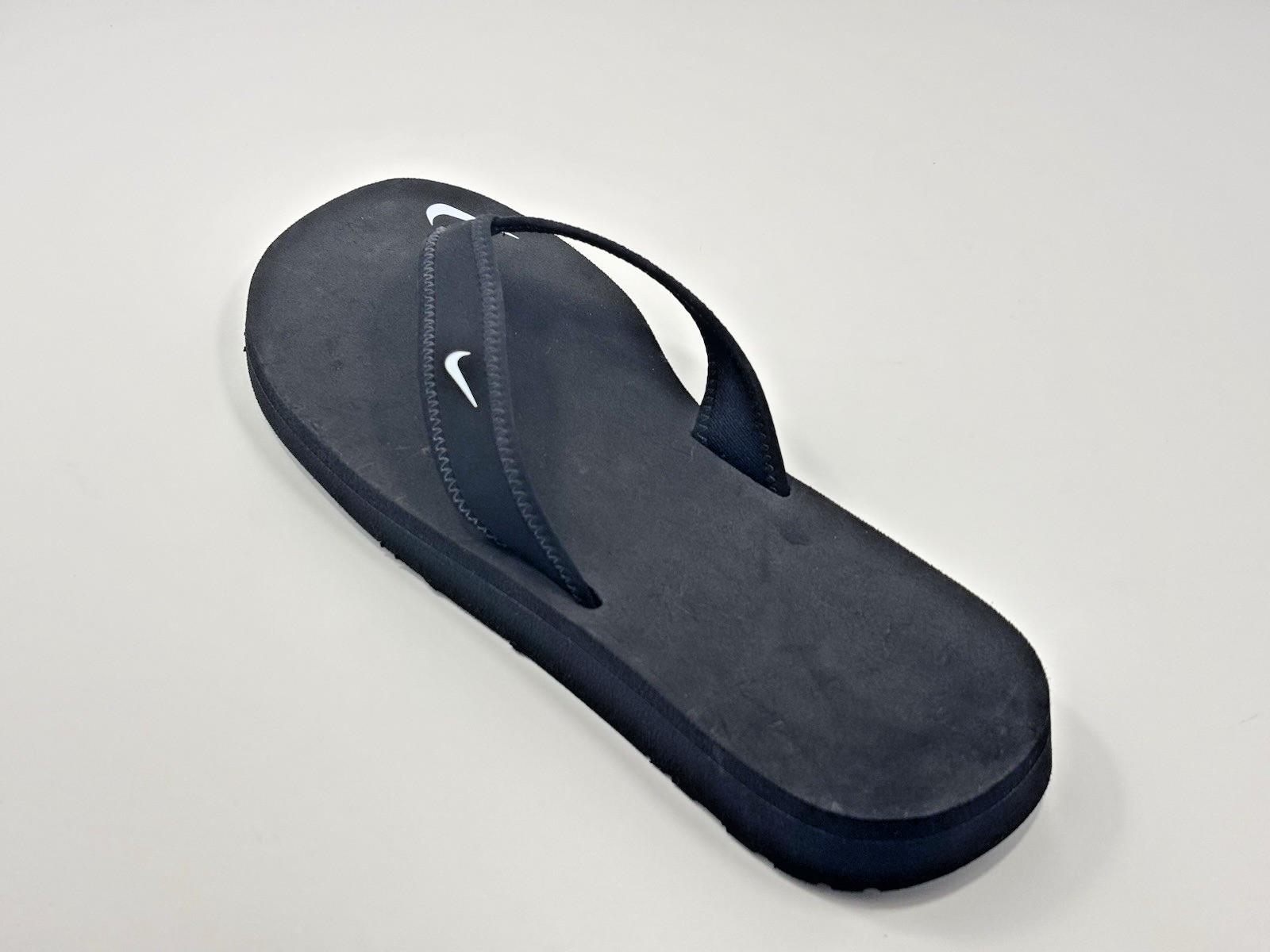 Size 11 Women Nike Celso Thong Sandals 314870-011 Defects Scuffed/Scratched Foam