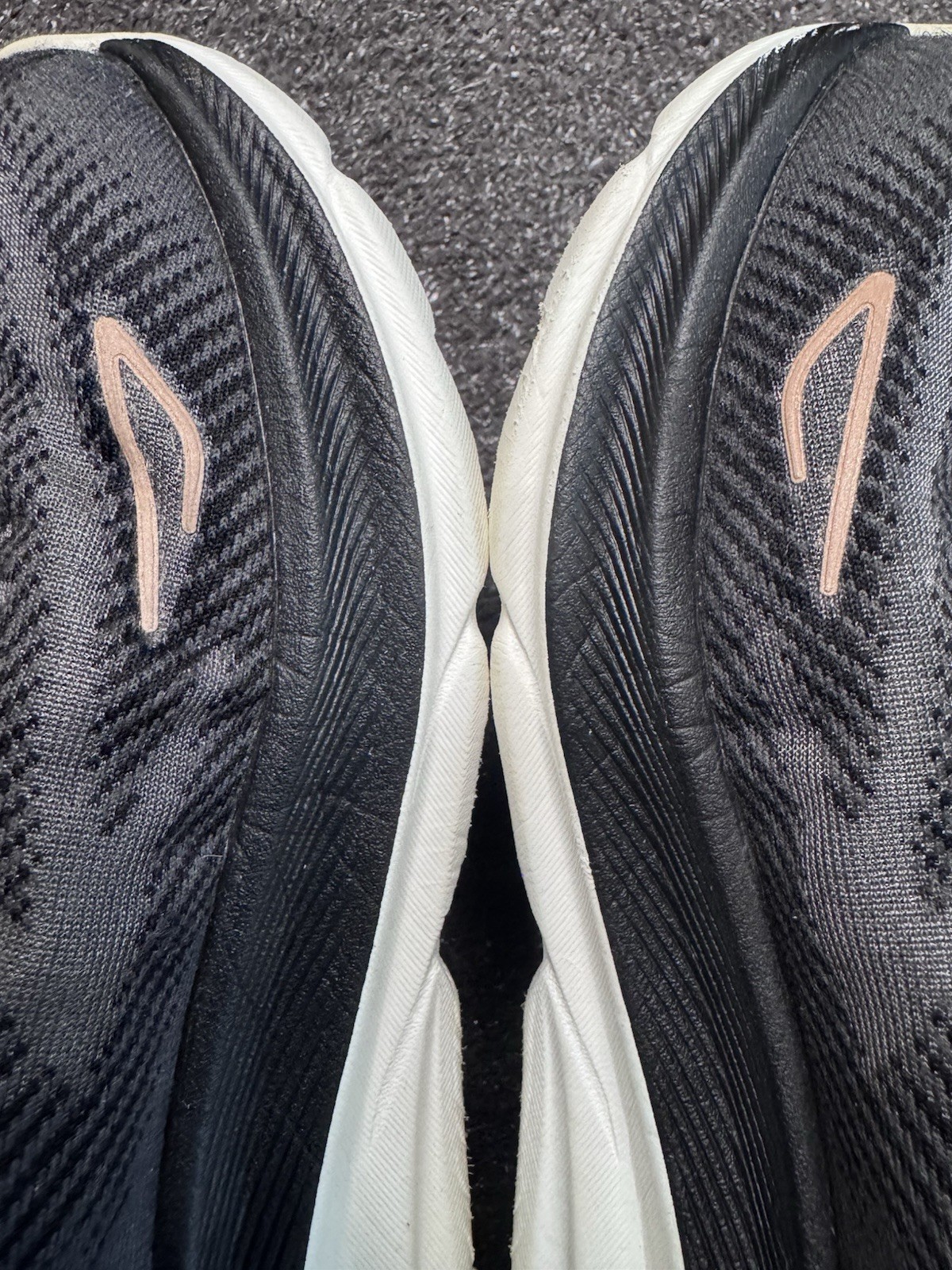 Hoka one Clifton 9 Women’s Size 7 D wide 1132211 ‘black/rose Gold’ Running Shoes