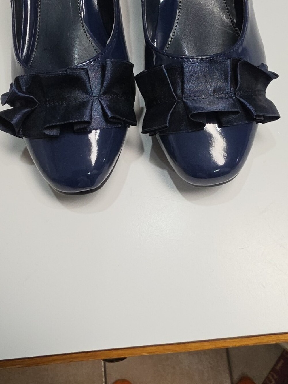 Valley Lane Navy Blue Patent Leather Pumps with Ribbon Bow – Sixe 7WW