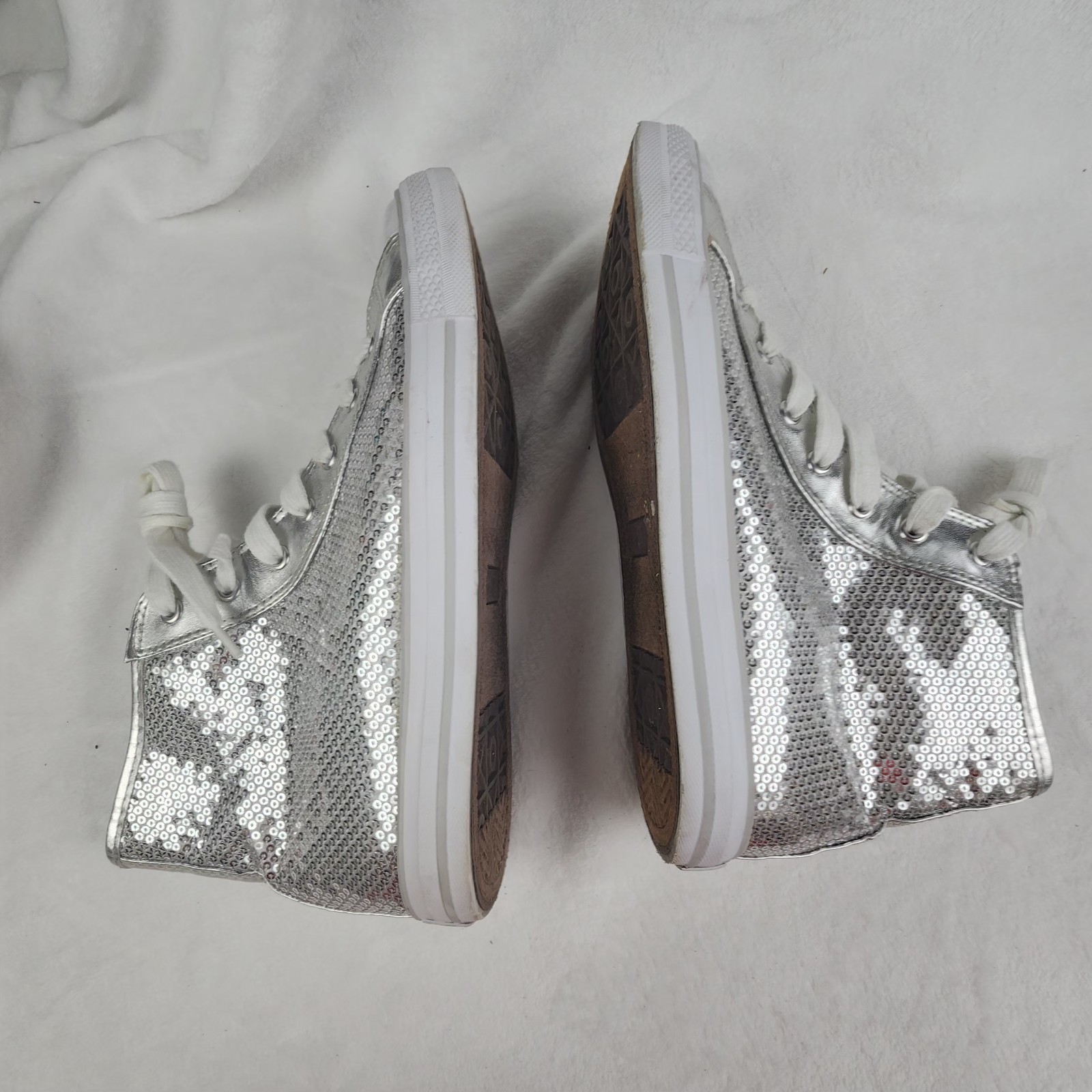 Gotta Flurt Silver Sequin/ White Women’s High Top Shoes 11 Destiny