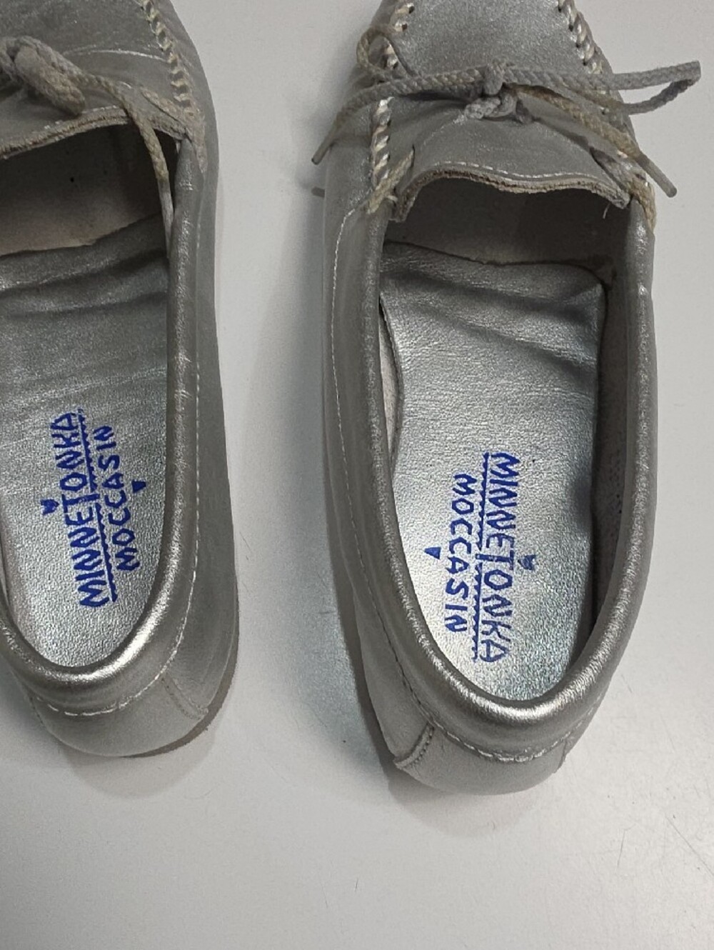 Minnetonka Thunderbird «Animikii» Silver Metallic Leather Moccasin Loafers Size6