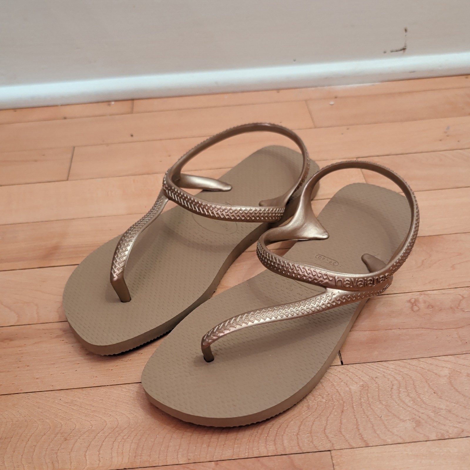 Women Flip Flop Sandals Havaianas Ankle Straps Size 8.5-9.5 NWOT