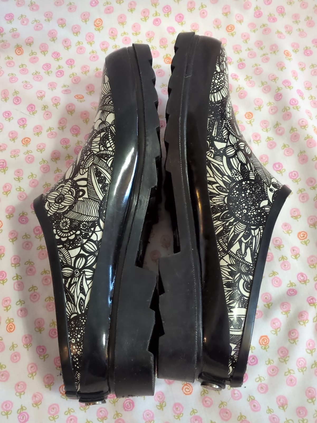 Sakroots Rubber Rain Garden Clogs Size 9 Black White Floral Flower All Rubber