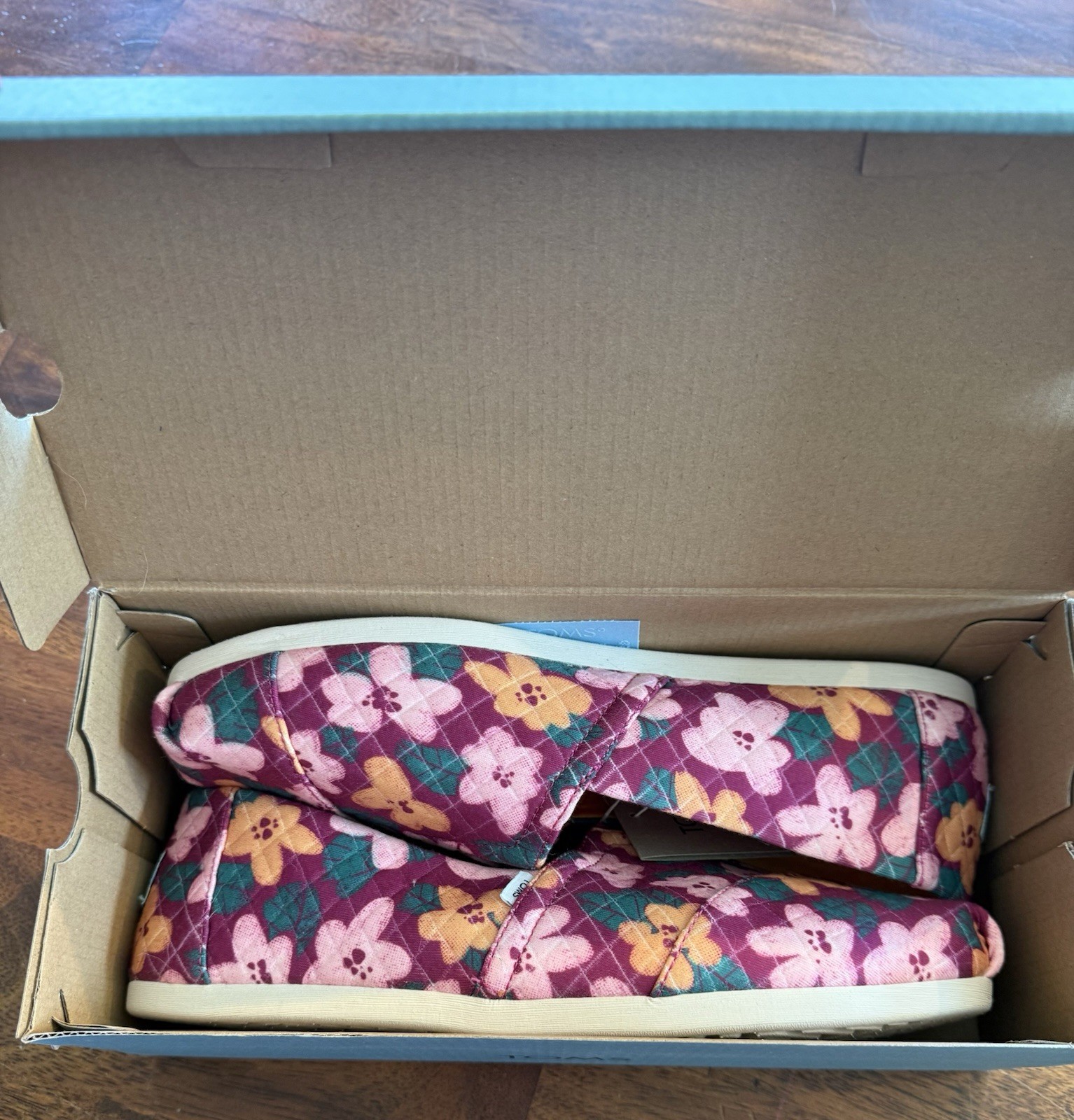Tom’s women’s Size 12 Quilted Knit Floral Shoes New