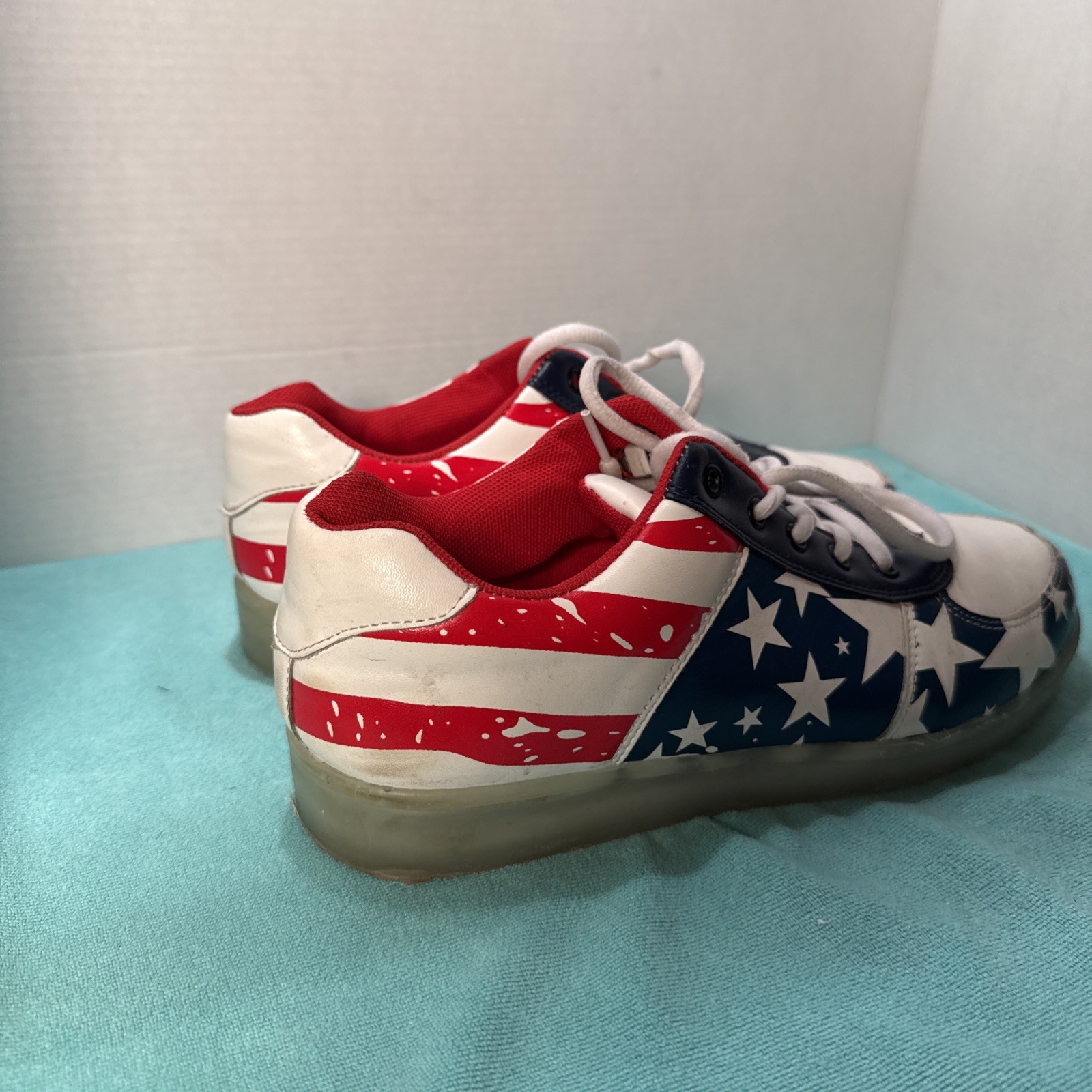 uruoi Light Up Shoes USA American Flag LED Sneakers Size 9.5 Comes w/Charger