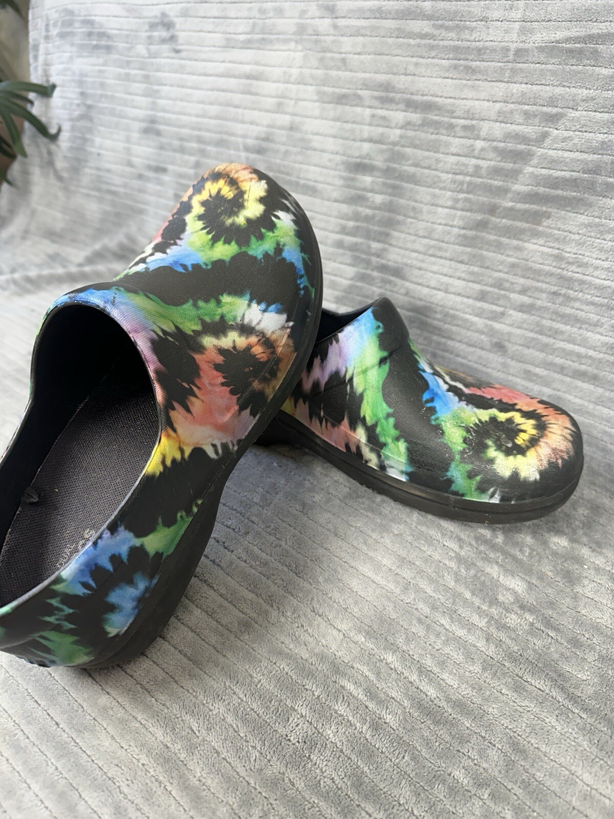 Crocs 10 Dual Comfort Neria Pro II Graphics Tie Dye Slip Resistant Nurse Clogs