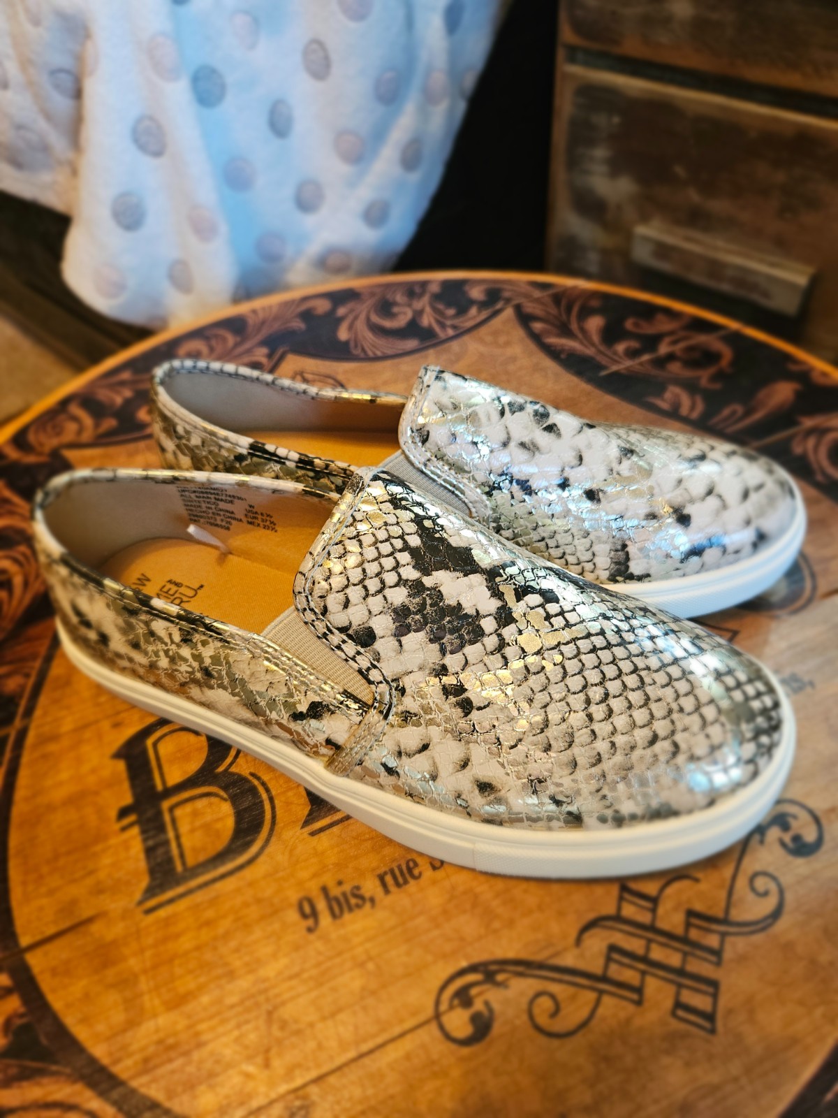 TIME AND TRU SLIP ON SNAKE SNEAKER – SIZE 6 1/2 W – UNWORN