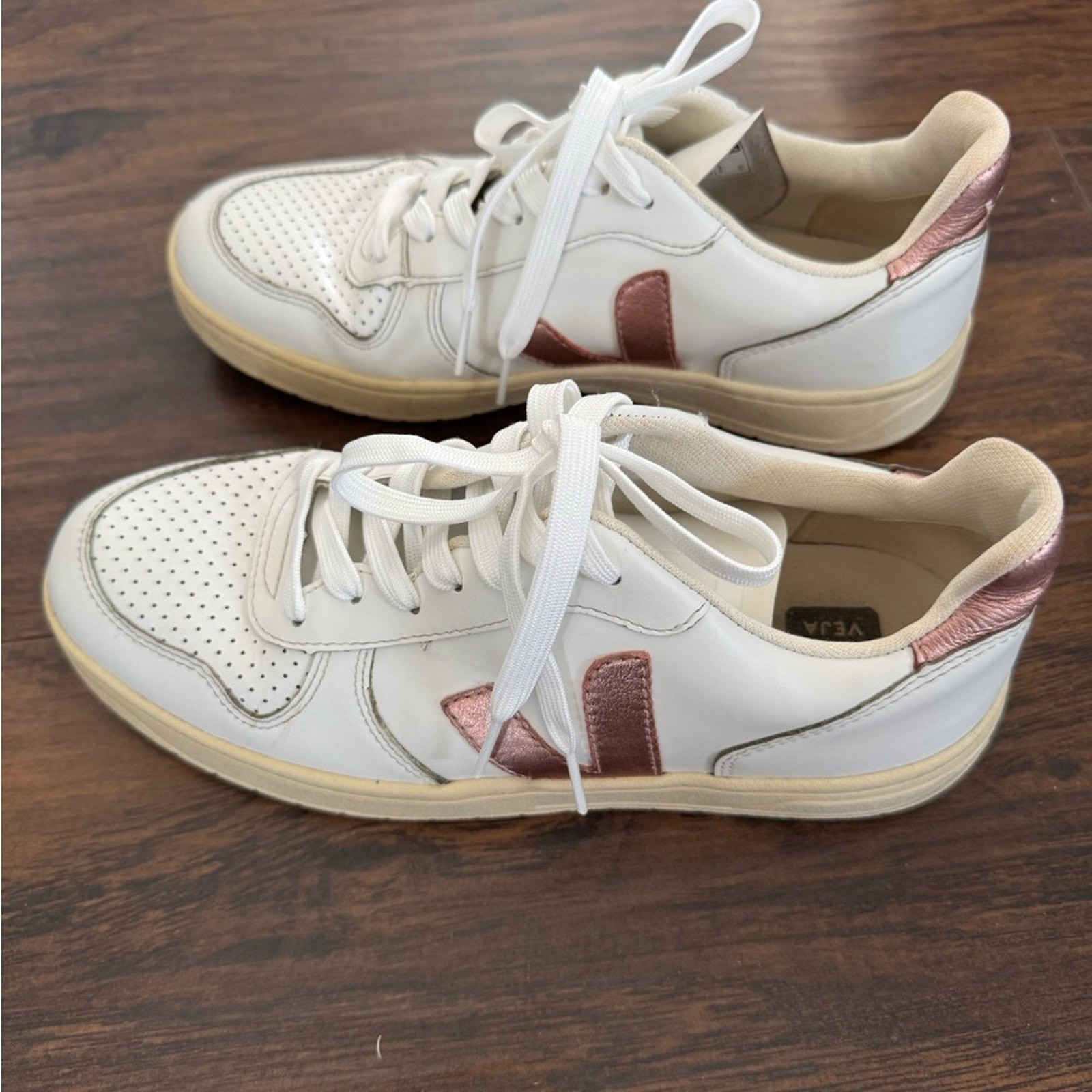 VEJA Women’s White Leather Sneakers with Rose Gold Accents sz 10 euro 41