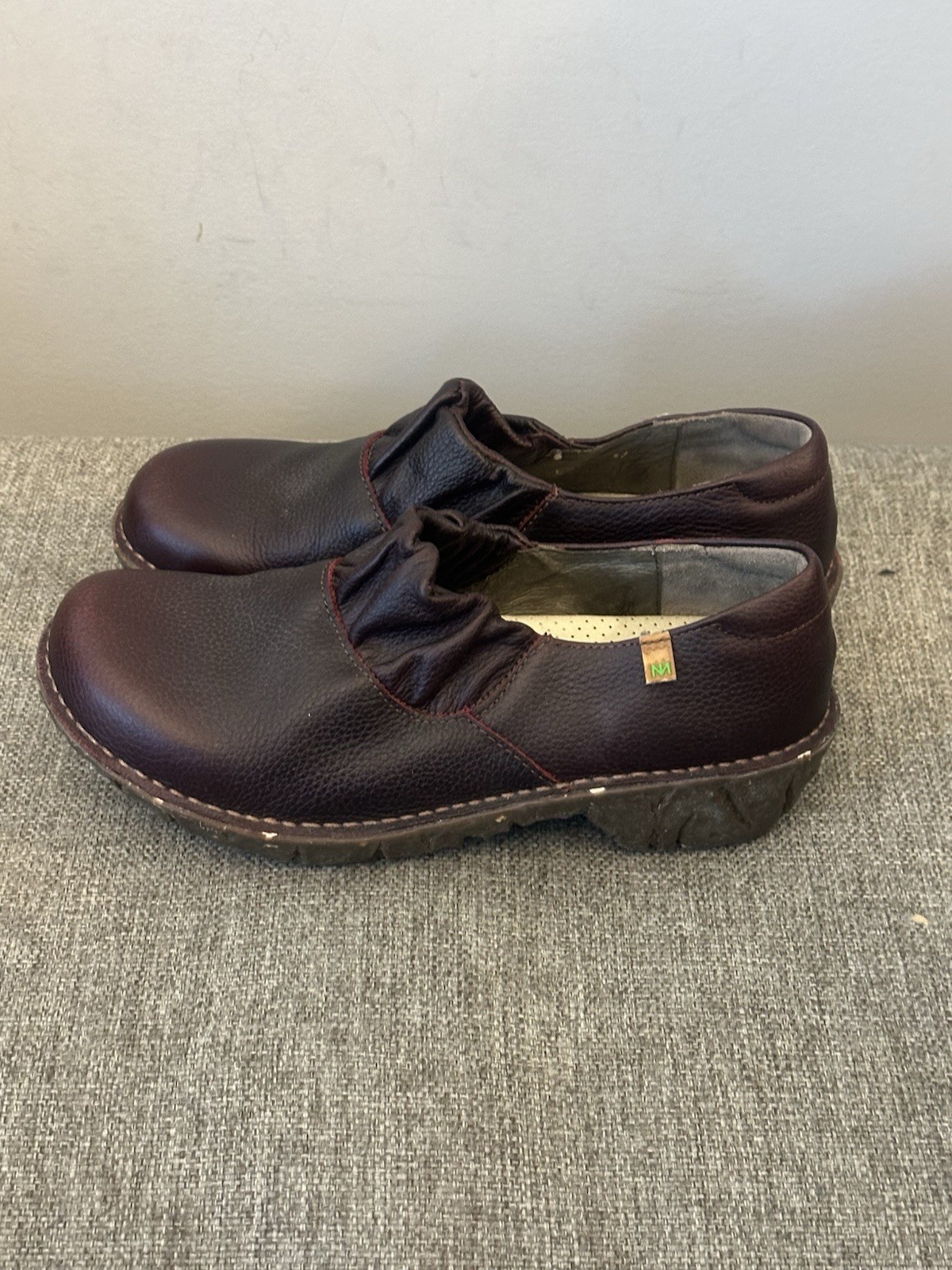 El Naturalista Women’s Yggdrasil NE22 mules mahogany Leather Loafers Size 7