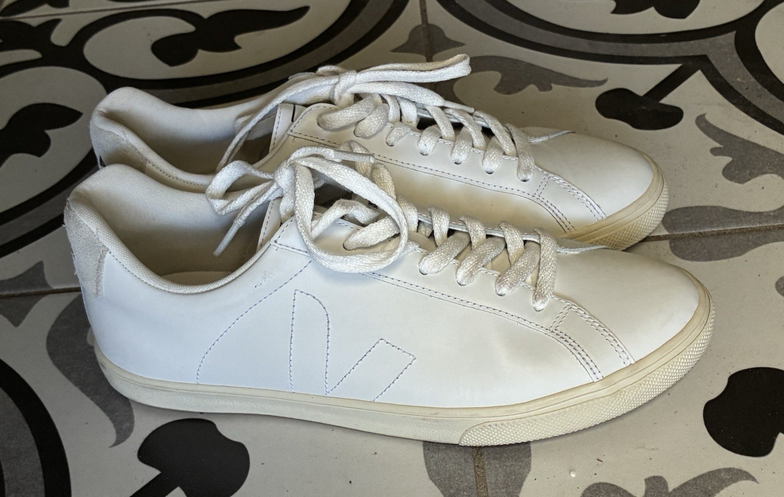 VEJA Low Esplar Leather Lace-Up Sneakers | White Great Condition Womens 9 EUC