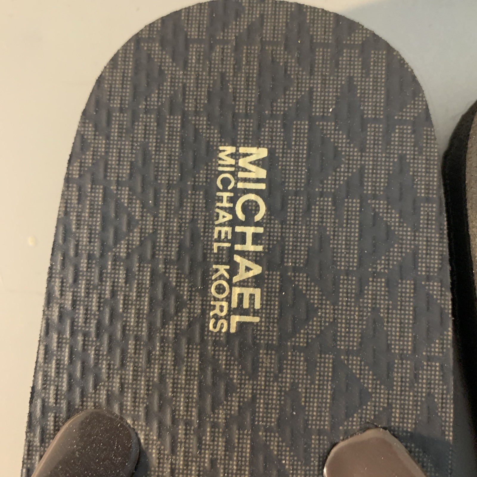 New MICHAEL KORS Women’s 9 Brown / Gold Metal MK Charm Logo Flip Flops MSRP $75