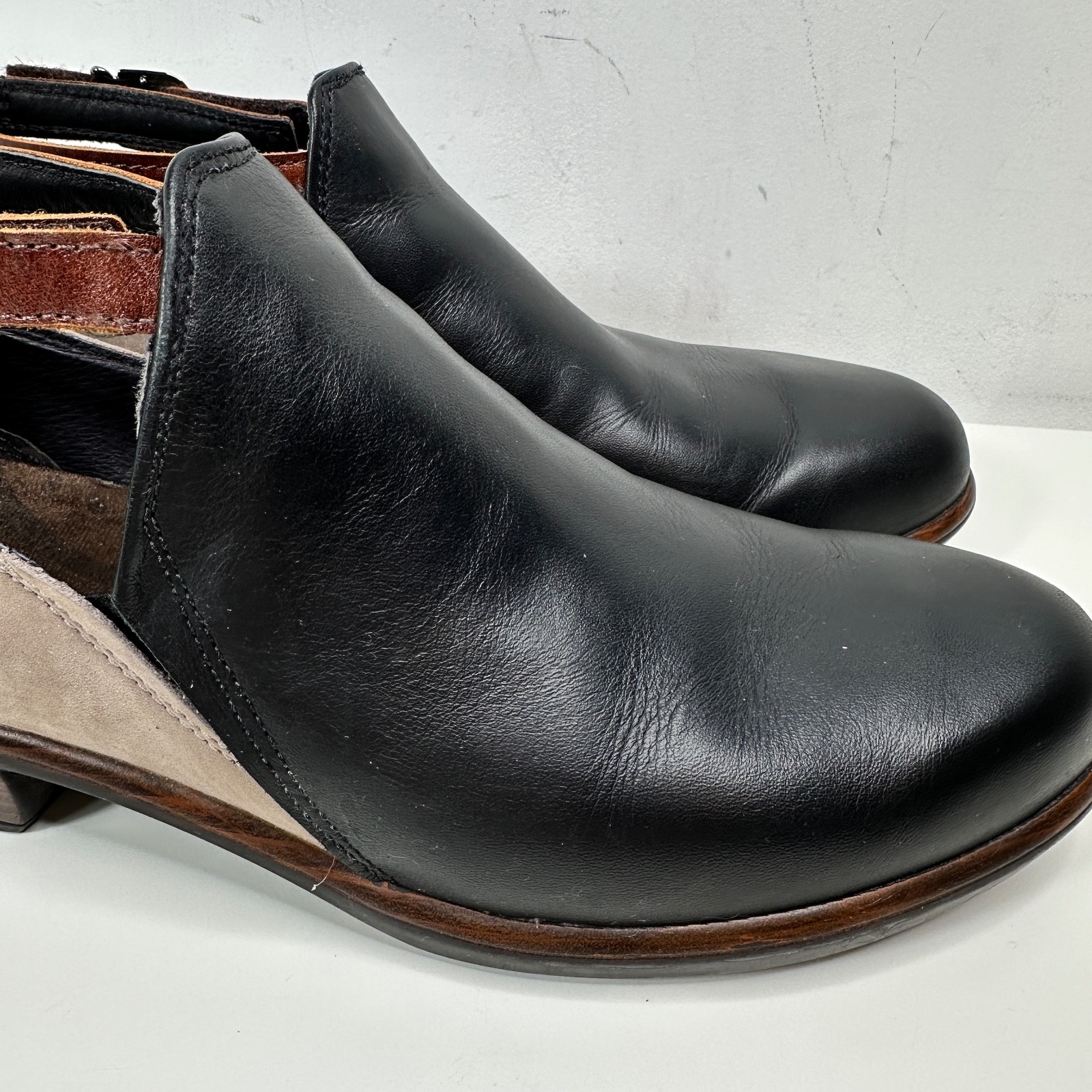 Naot Kamsin Transitional Bootie Cutout Leather Black/Stone Luggage Women’s EU 39
