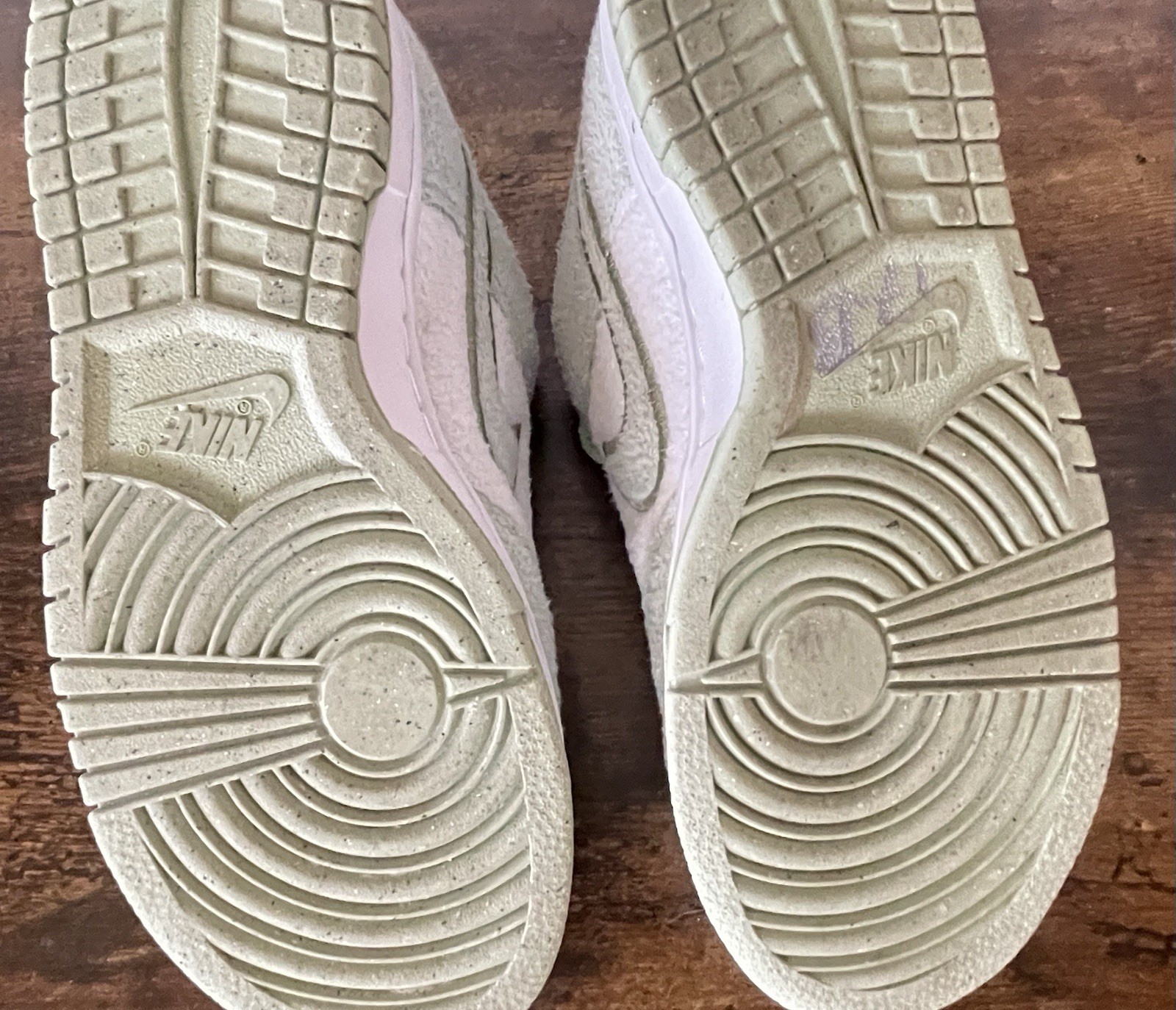 Nike Dunk Low Women’s Size 7.5 – SE Fleece – Honeydew 2022