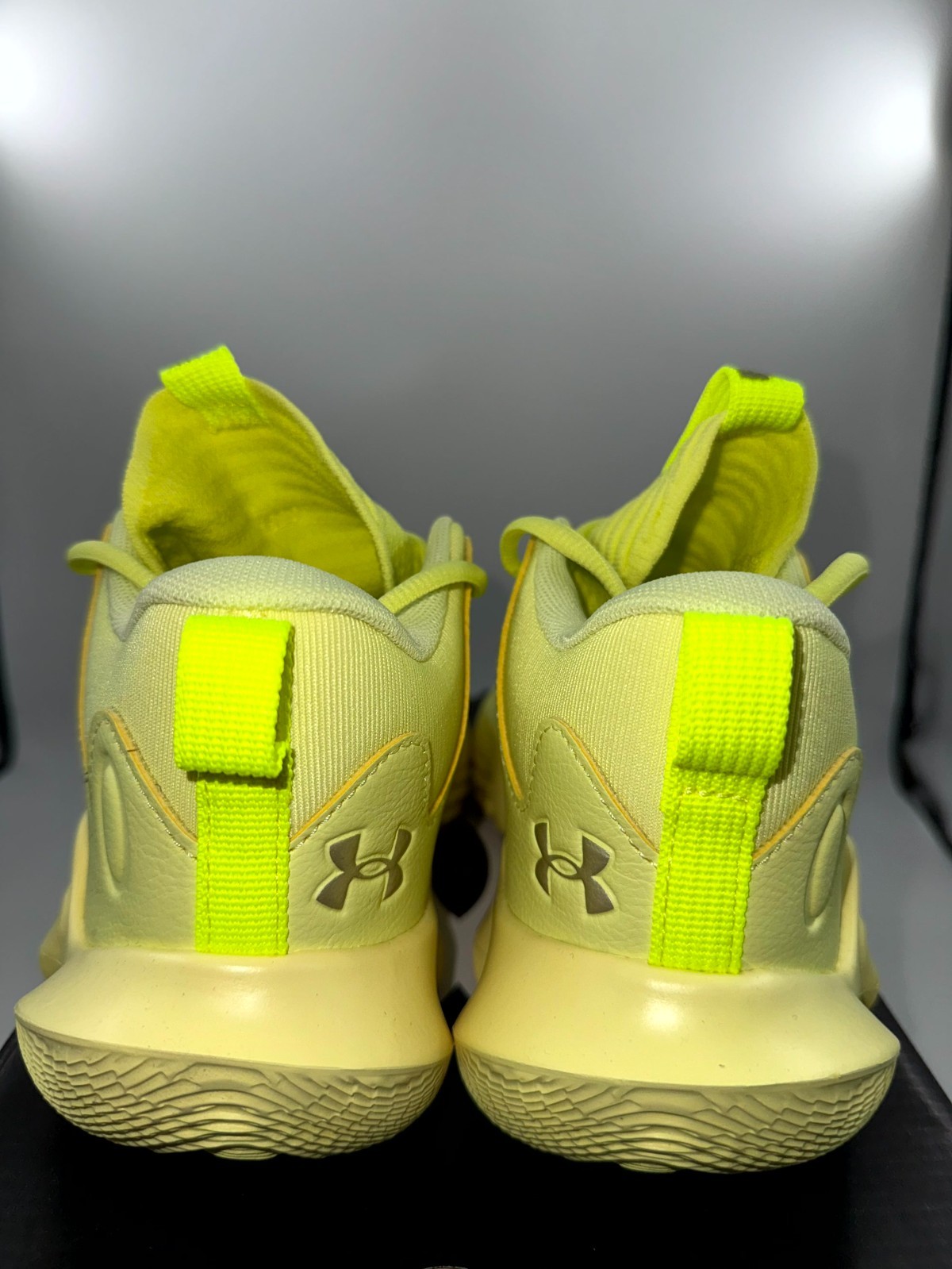 Under Armour UA Flow Breakthru 4 Womens 8 Sneakers Sonic Yellow Basketball Shoes