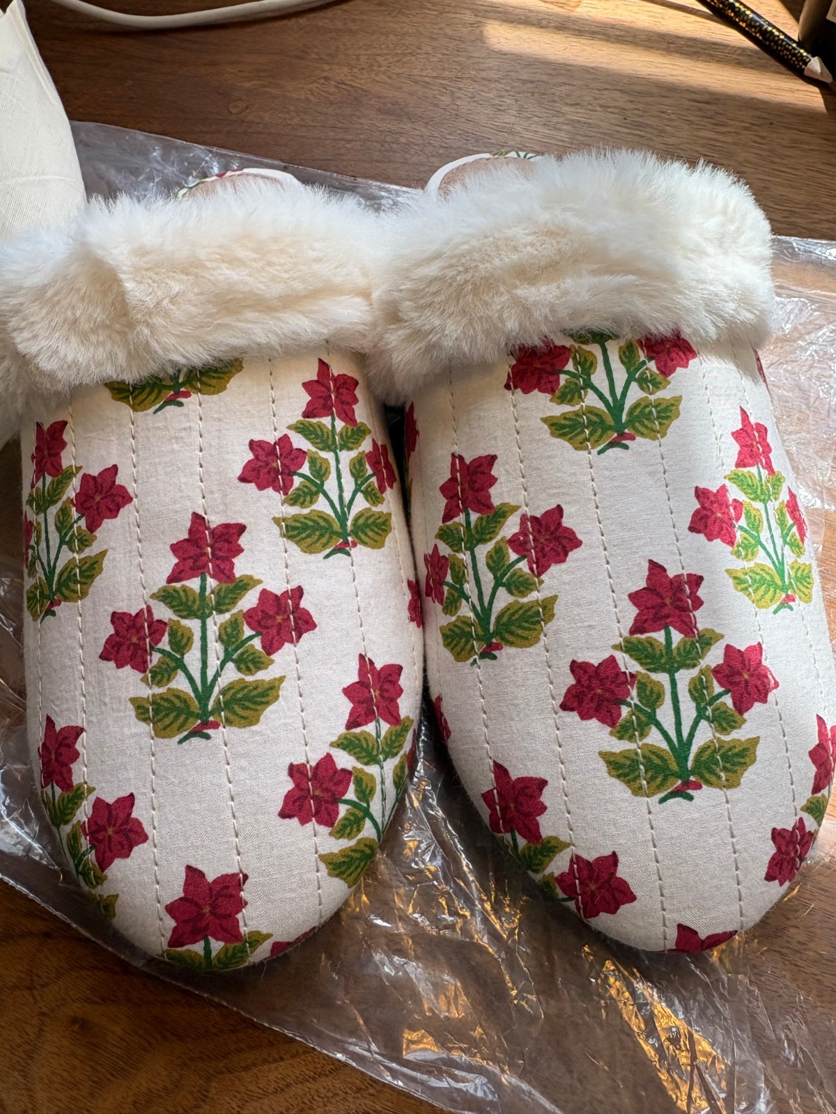 NIB NWT Printfresh Pretty in Poinsettia slipper faux fur