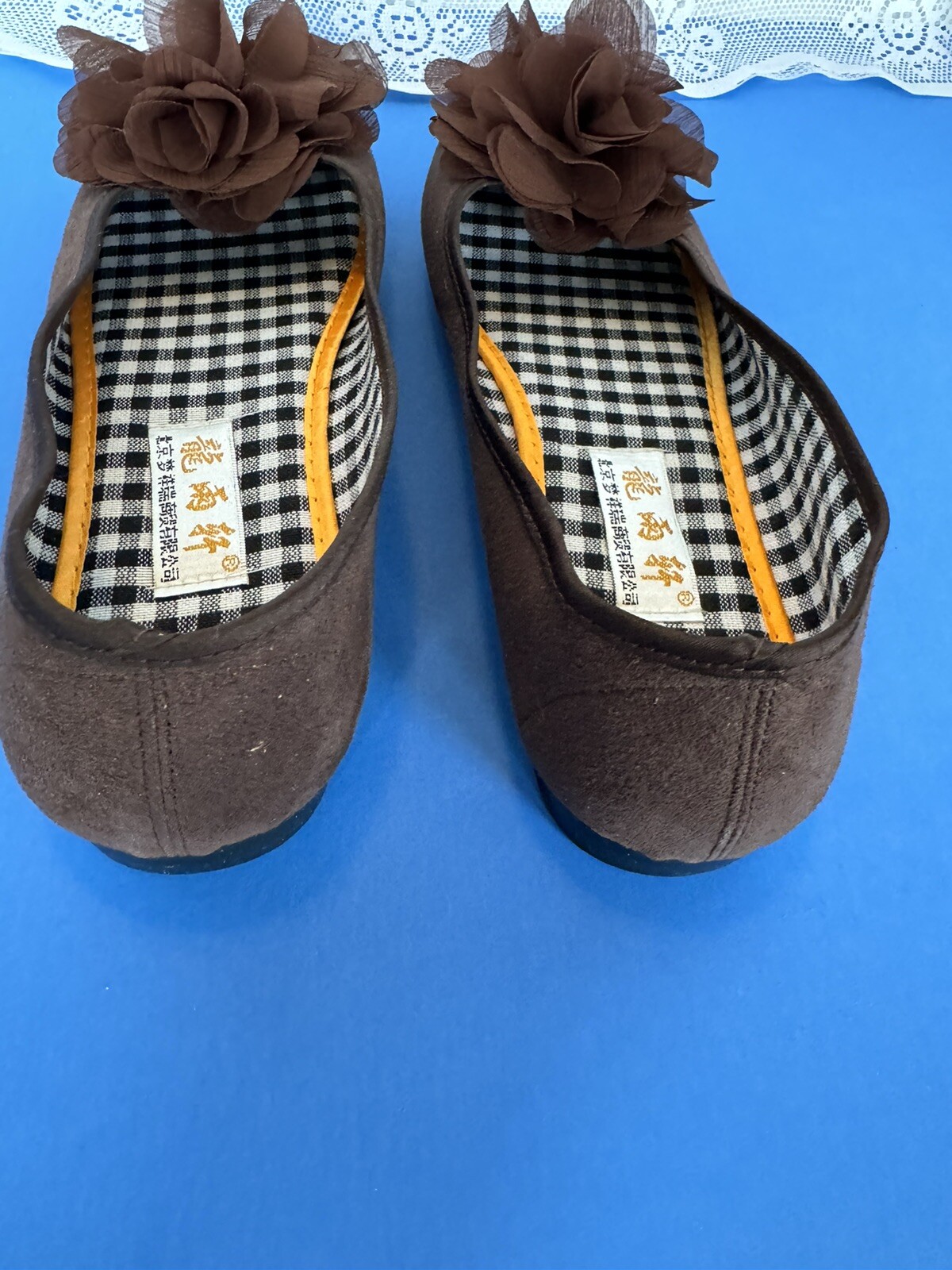 XIUXIAN WOMEN’S BEAUTIFUL SLIP ONS / SIZE 250 OR SIZE 9 M / SUPER CLEAN AND NEW