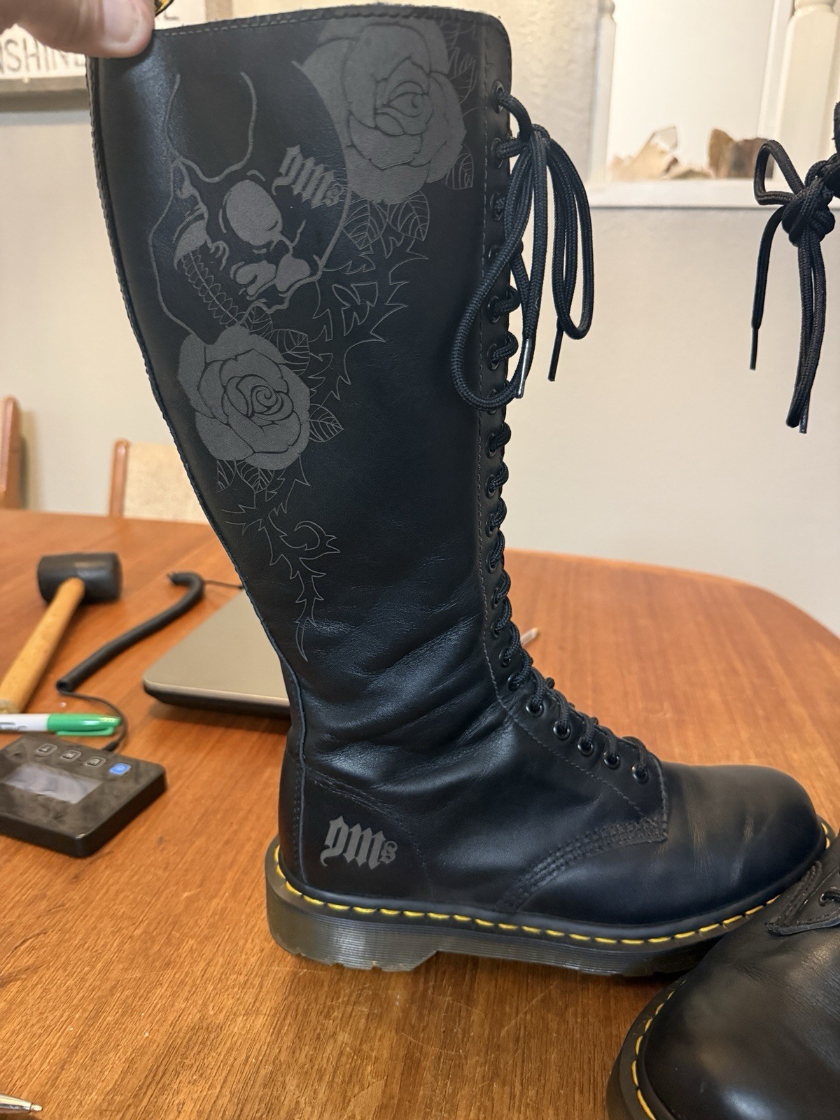 VTG 2009 Dr. Martens Malibu 20-eye Skull & Rose Boots. Black. Unisex. M-10 W-11