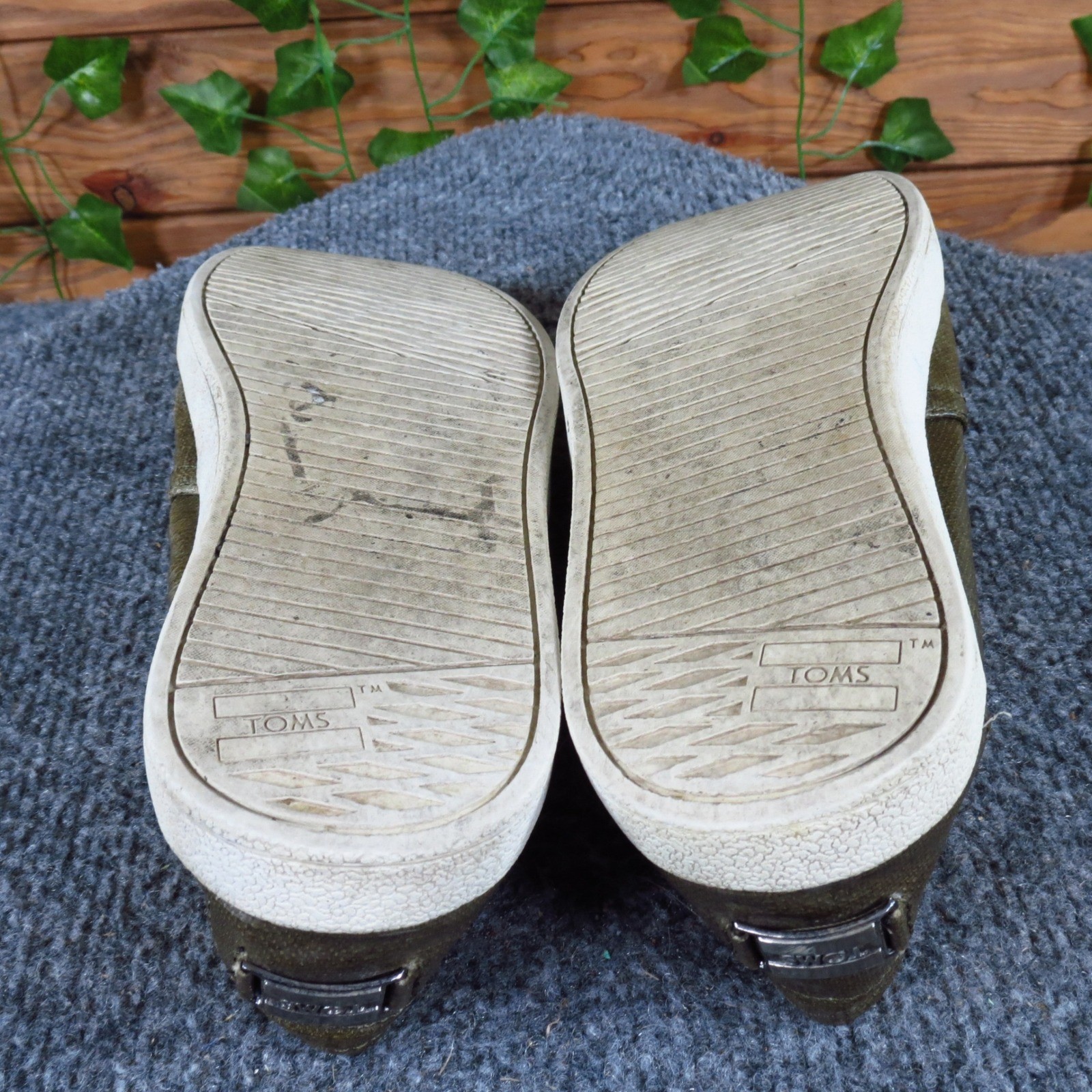 TOMS Avalon Women Casual Slip On Sneaker Size 8 Daily Wear Olive Waxed Canvas