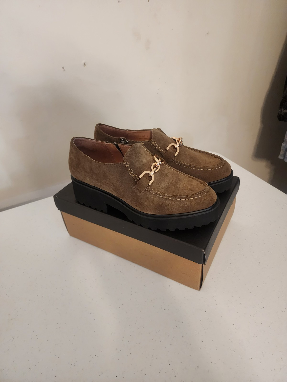 NEW ALL BLACK Womens Brown Green Link Loafer Gold Chain Suze 39.5