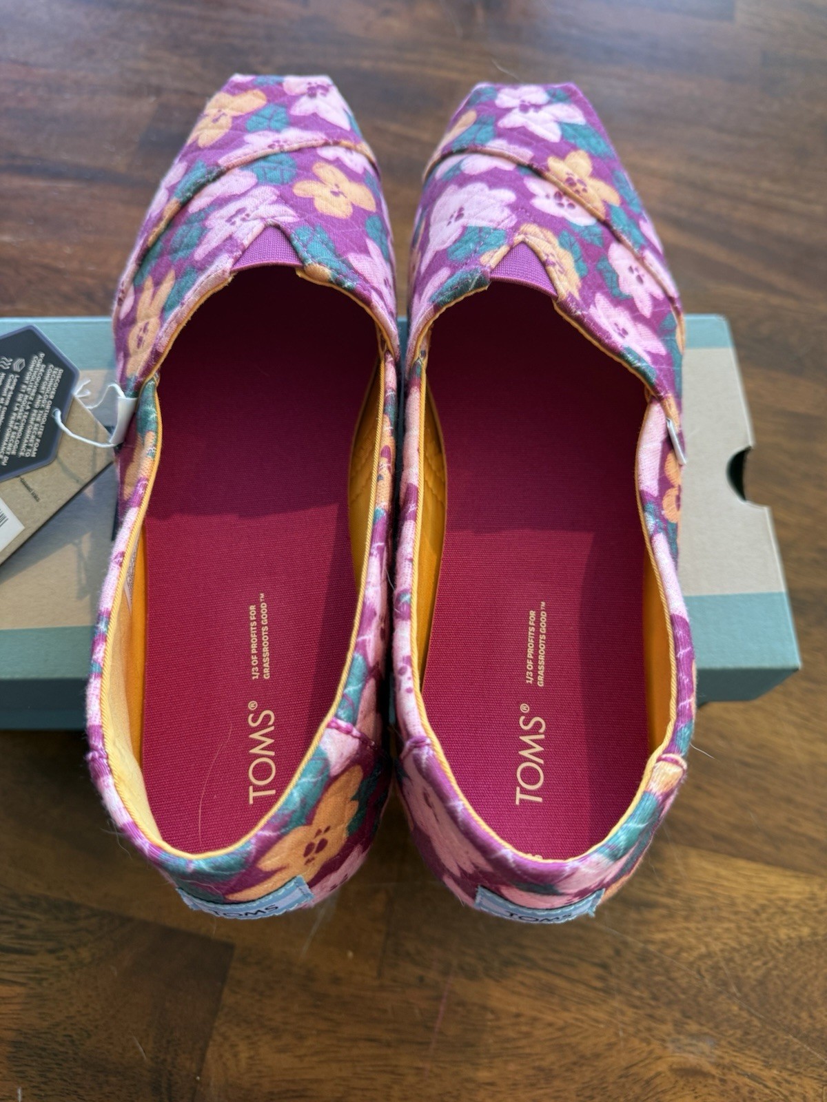 Tom’s women’s Size 12 Quilted Knit Floral Shoes New