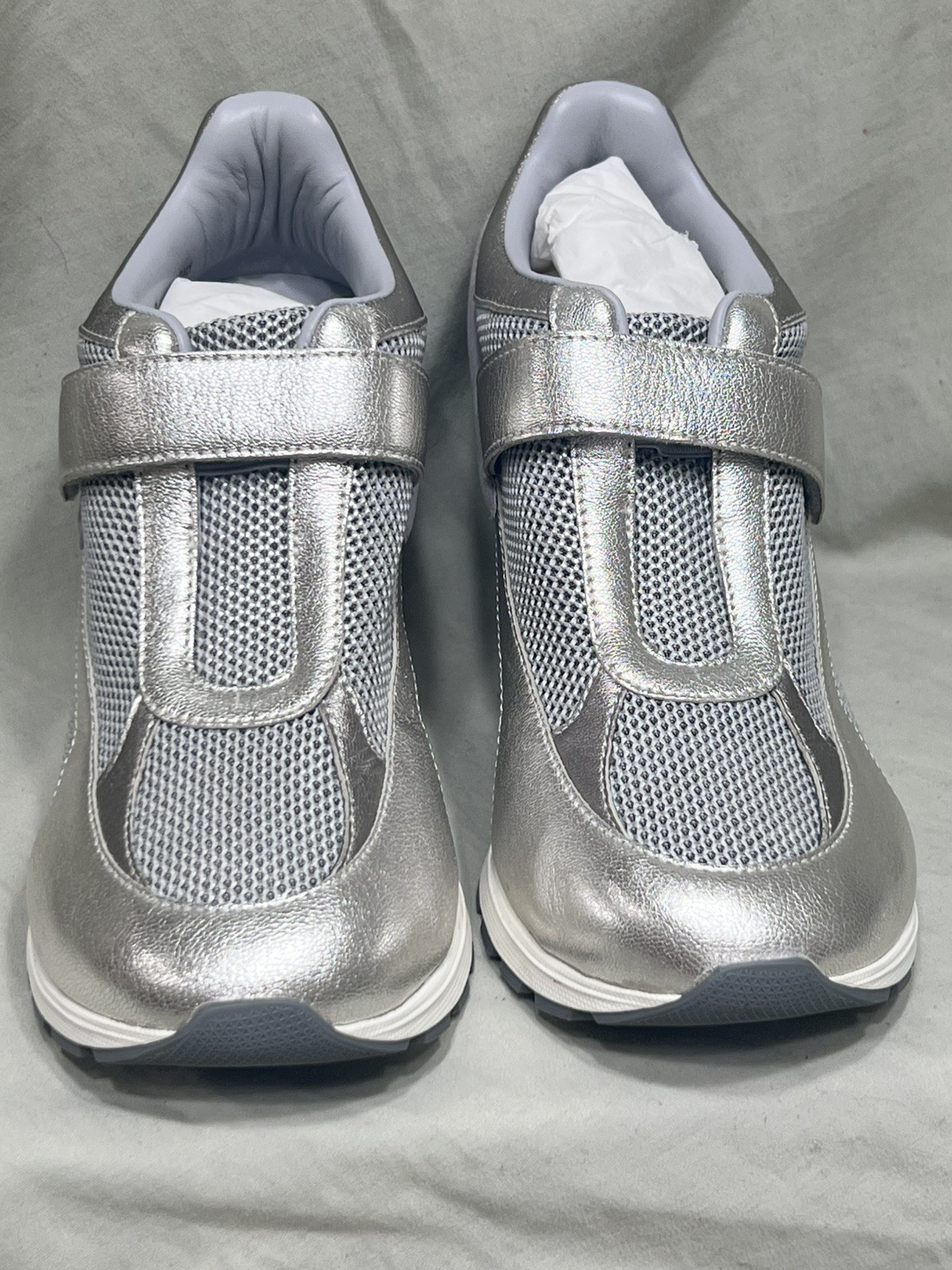 Sneex The Tepper Silver Hy-Heel by Sneex – Size 9W – Mint