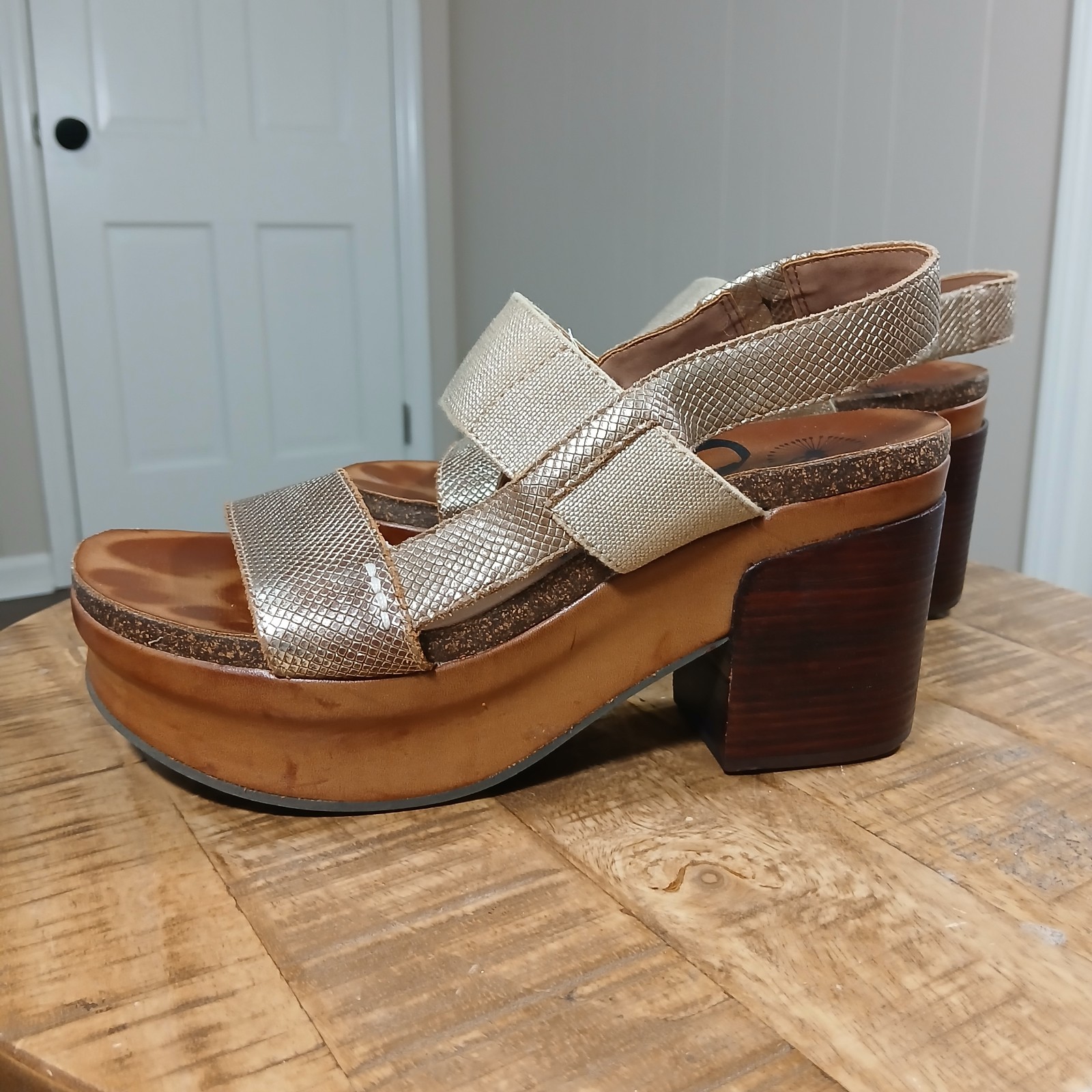 ​OTBT Indio Platform Sandals Womens 9M Gold Metallic Textured Leather Wood Heel
