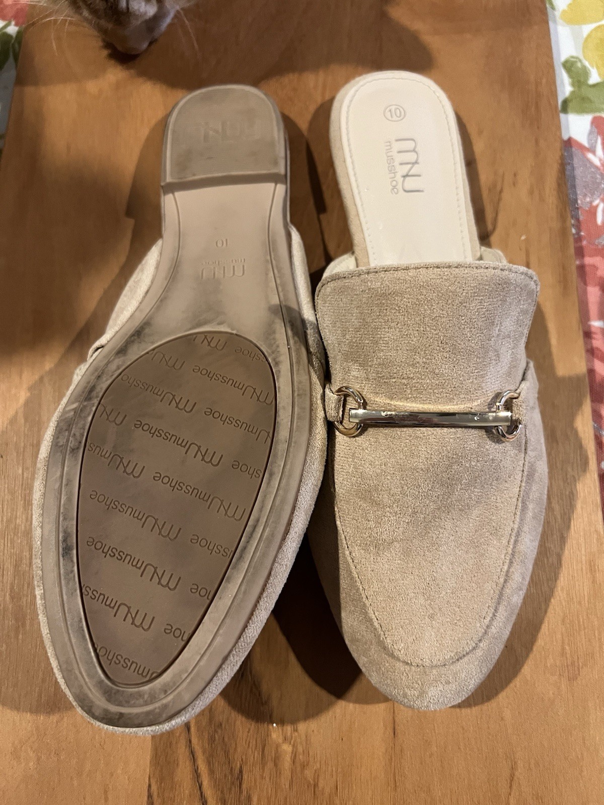 Women’s Sz 10 Musshoe Brand Mule Flats. Tan, With Metal Accents.