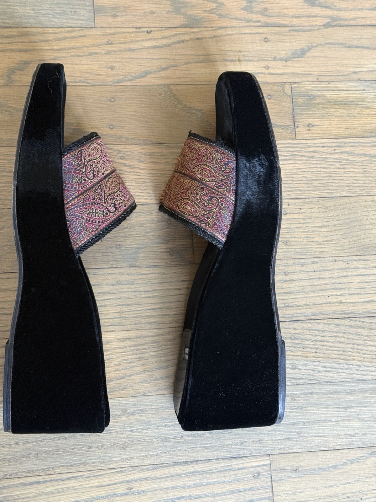 Stuart Weitzman Black Red Paisley Velvet Textile Upper Slides Sandals sz 10