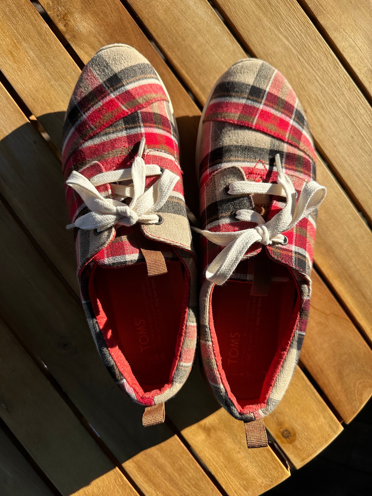 Tom’s Del Rey Red/Warm Tan/black plaid 8.5 sneakers; Lace ties; Great condition