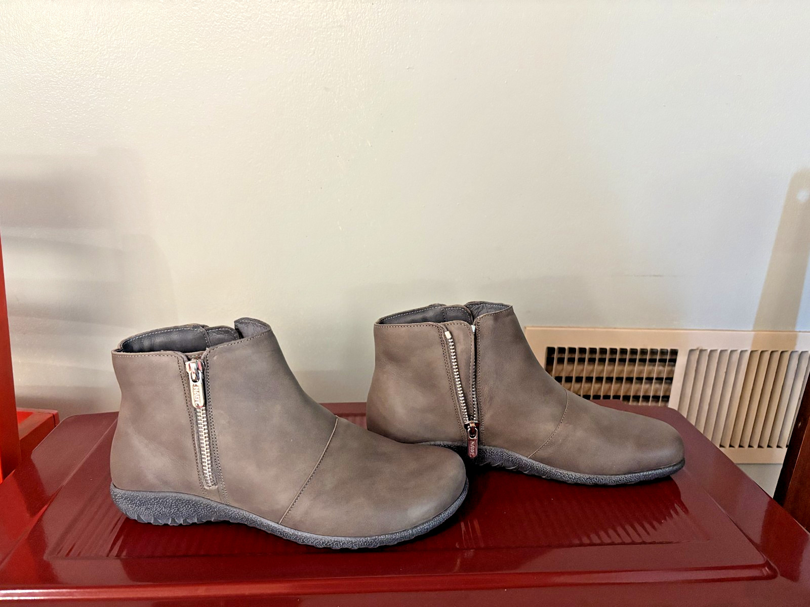 Naot Wanaka boots size 38 brand new, Foggy Gray Leather. Removable insole.