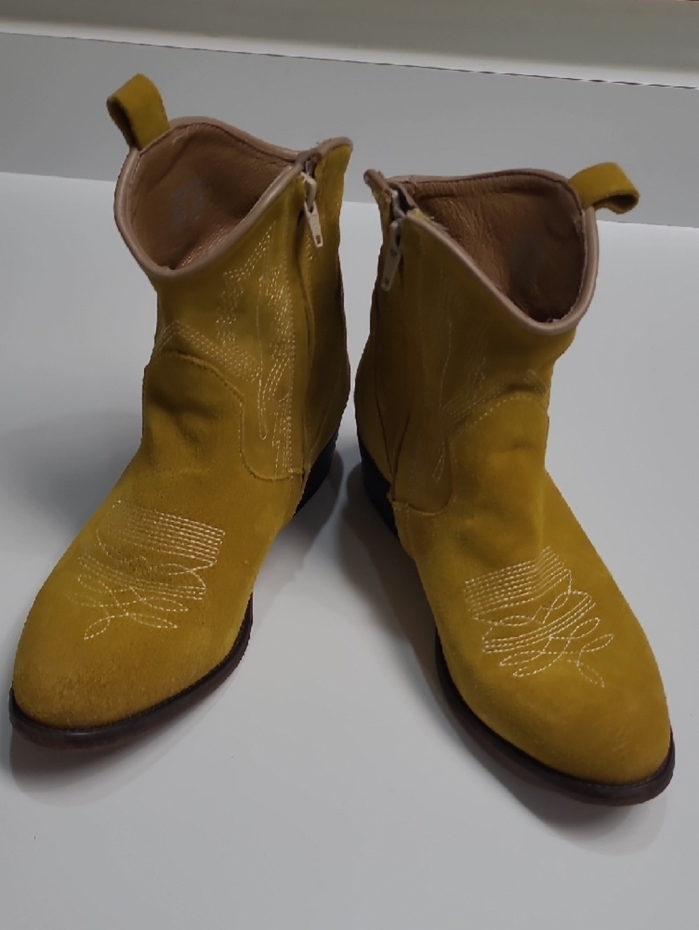 Zigi Artisan Mireya Lizard Embossed Western Yellow Suede Ankle Boots – Size 8.5