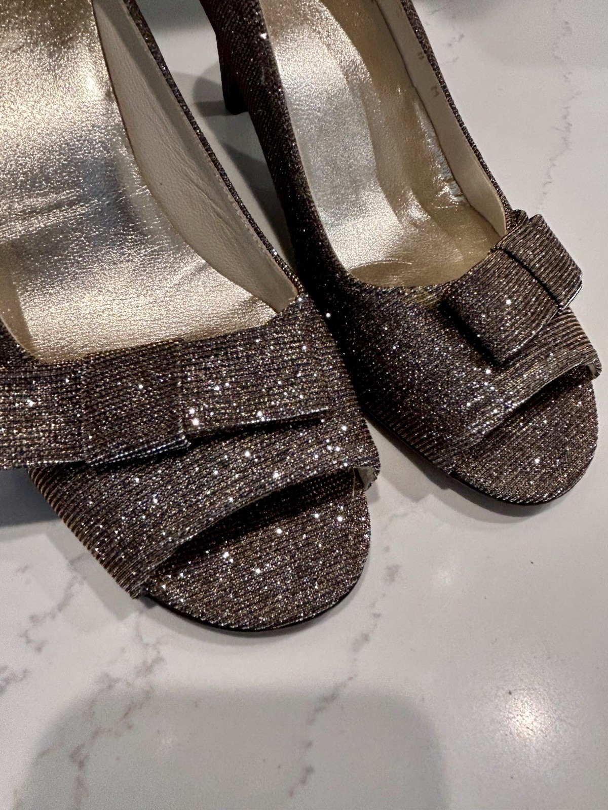 Stuart Weitzman «Bowover» peep-toe pump in a bronze/pewter glitter finish 8