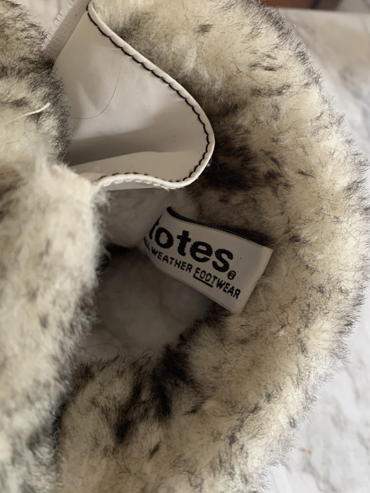 totes White Black Faux Fur Lined Lace Up Quilted Mid-Calf Snow Boot Size 8