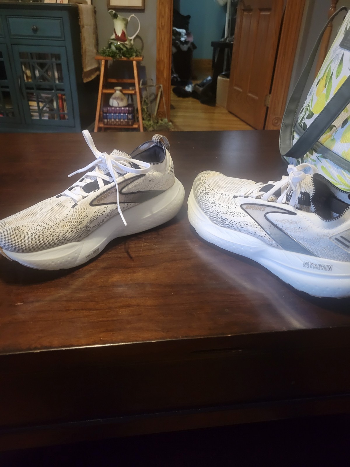 Size 10 – Brooks Glycerin StealthFit 21 White Grey Black W