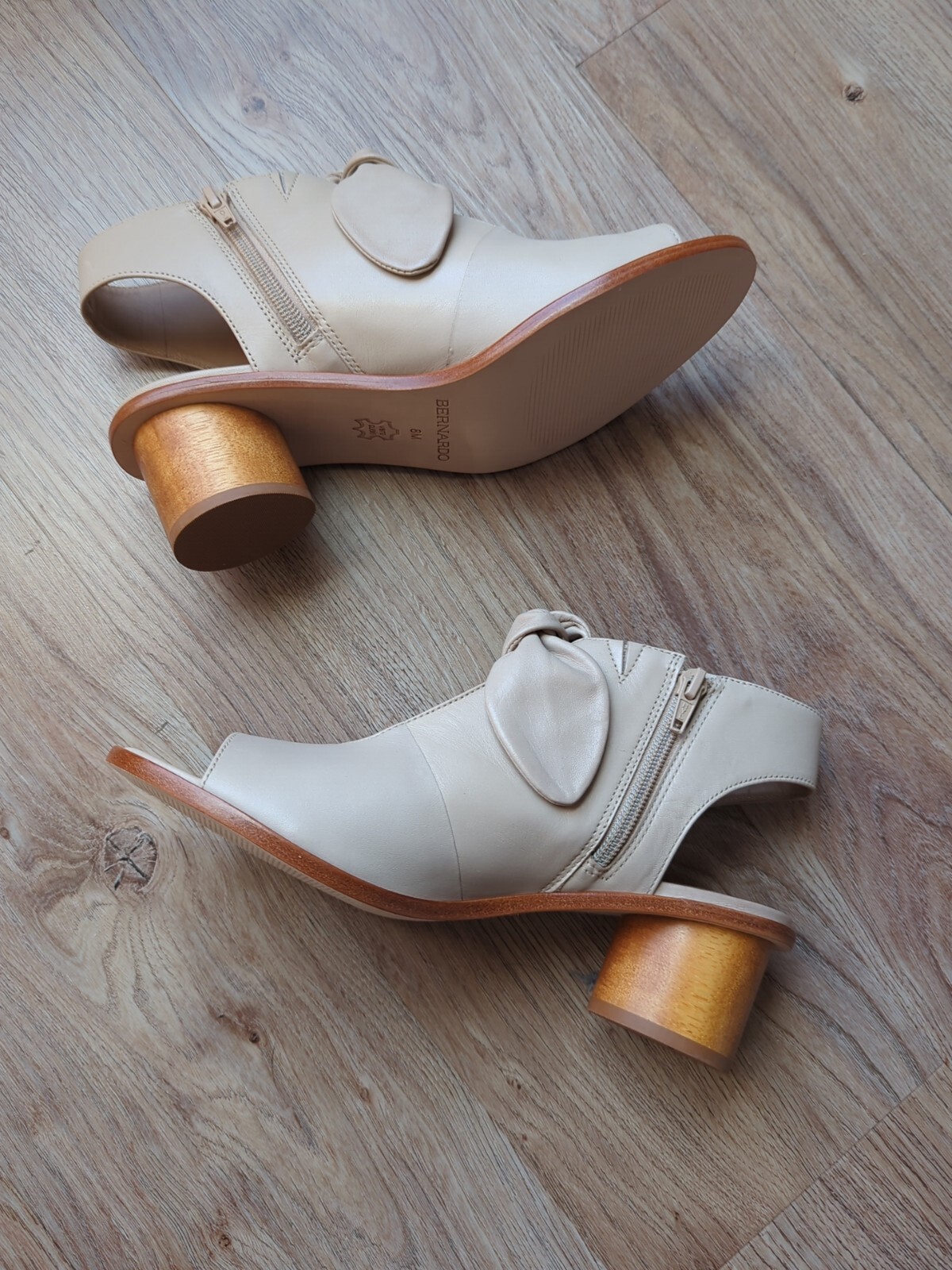 Bernardo Luna Lizzie Peep Toe Bow Sandal Womens 8 Pale Tan Beige Nude