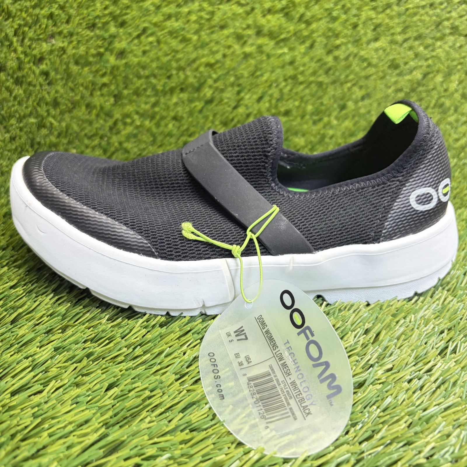 OOFOS OOmg eeZee Low Womens Size 7 Black Casual Walking Slip On Recovery Shoes