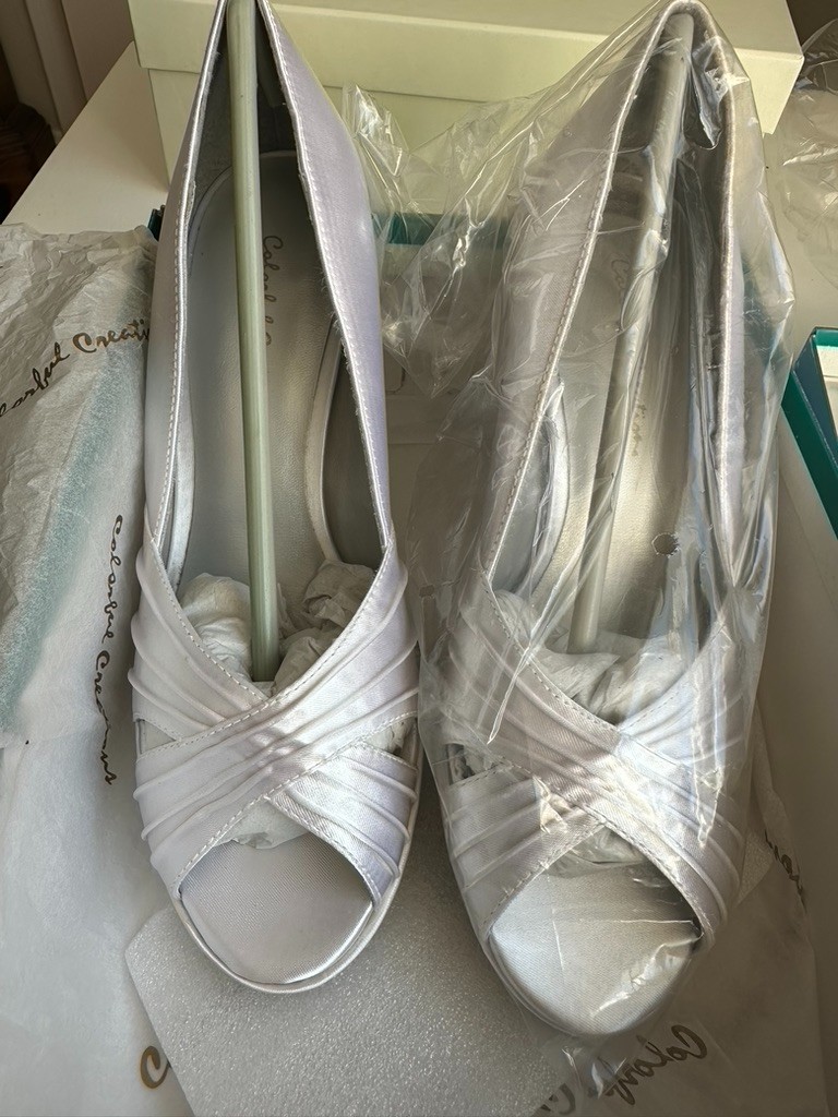 Colorful Creations Dyeable White Satin Peep Toe Platform Heels – Size 9 – NWT